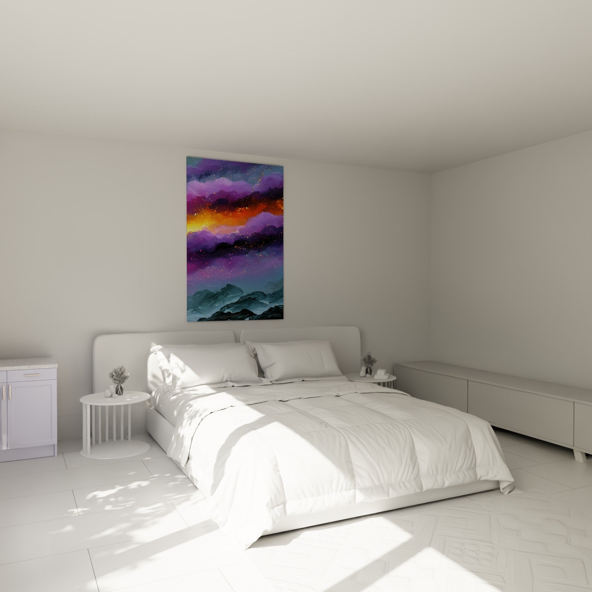 Nuées violettes et lueur dorée d'un crépuscule peint, accrochées au-dessus d'un lit dans une chambre claire