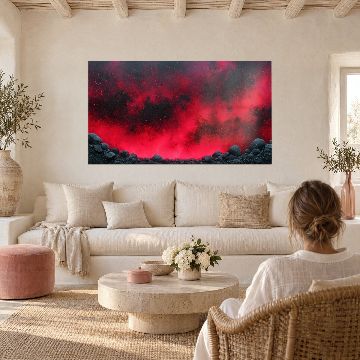 Tableau nébuleuse rouge carmin striée de noir charbon, roches anthracite en bas, au-dessus d'un canapé dans un salon lumineux
