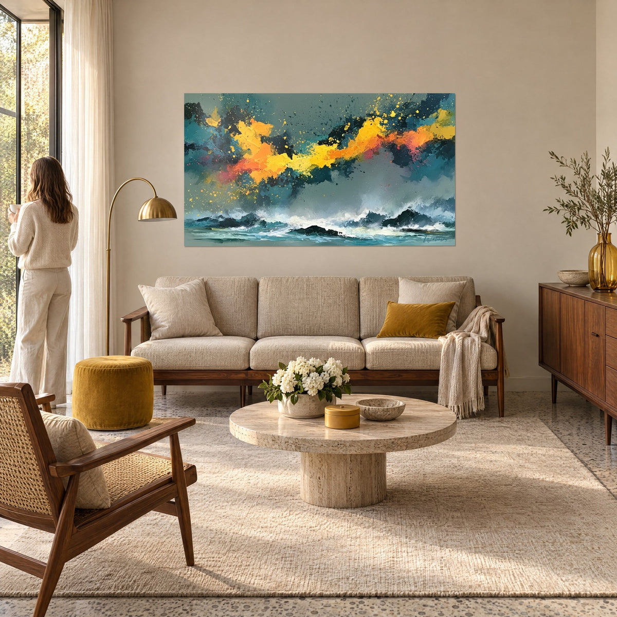 Quadro tempesta astratta, nube gialla e arancio su cielo blu petrolio, onde spumeggianti, sopra un divano in un soggiorno luminoso