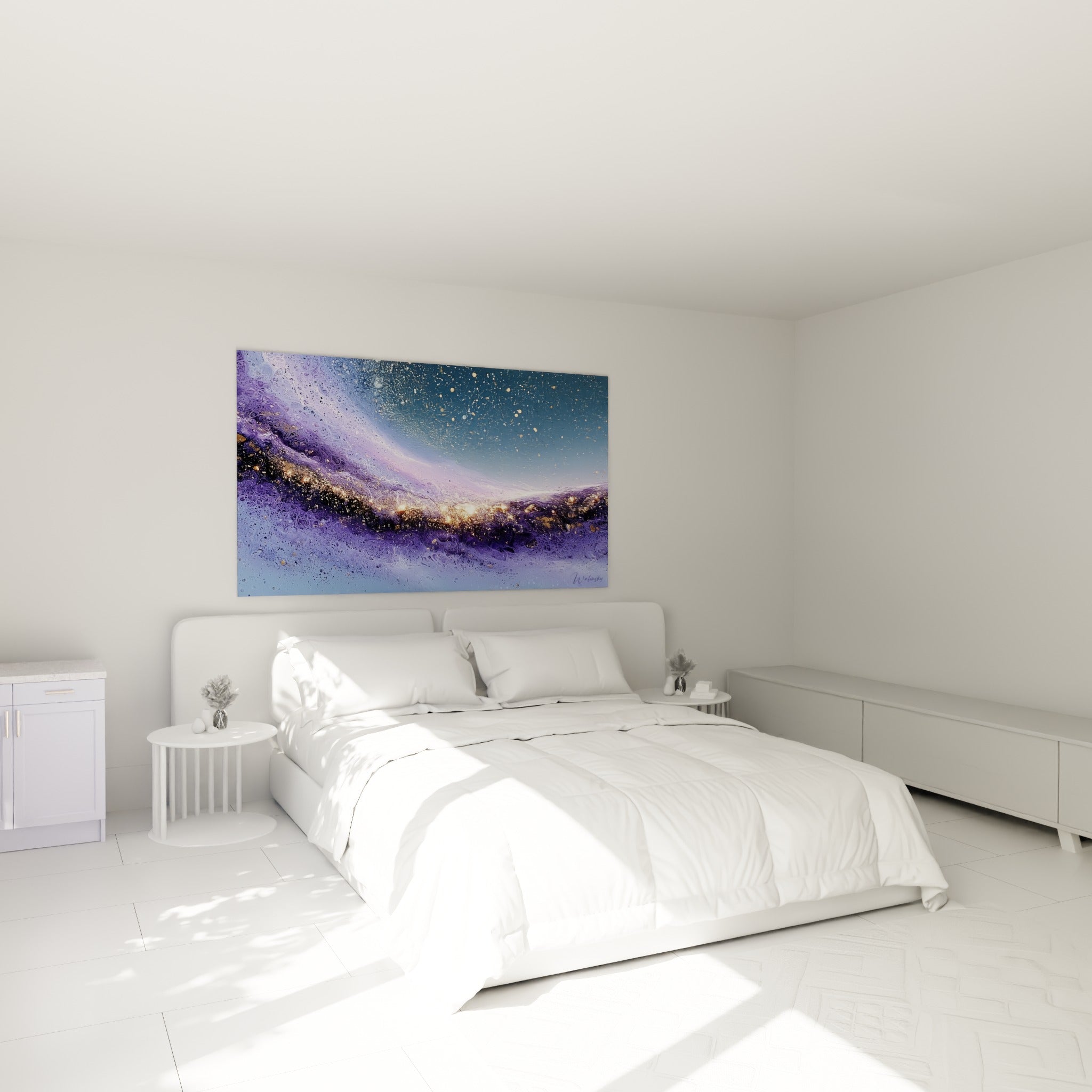 Traînée cosmique violette et dorée au-dessus d'un lit dans une chambre claire
