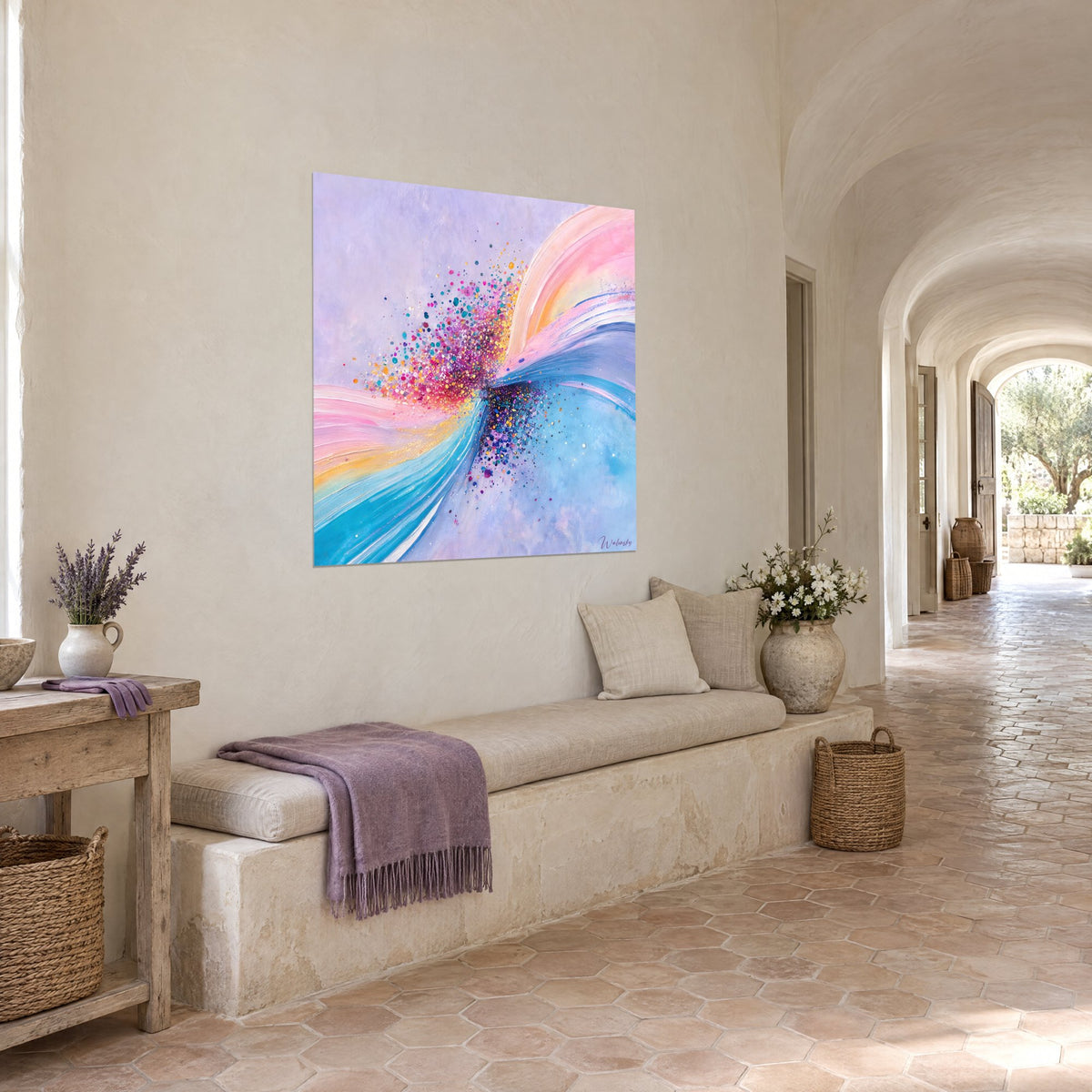 Tableau souffle de paillettes magenta et or dans une spirale azur et rose poudré, mur crépi d'un couloir voûté provençal