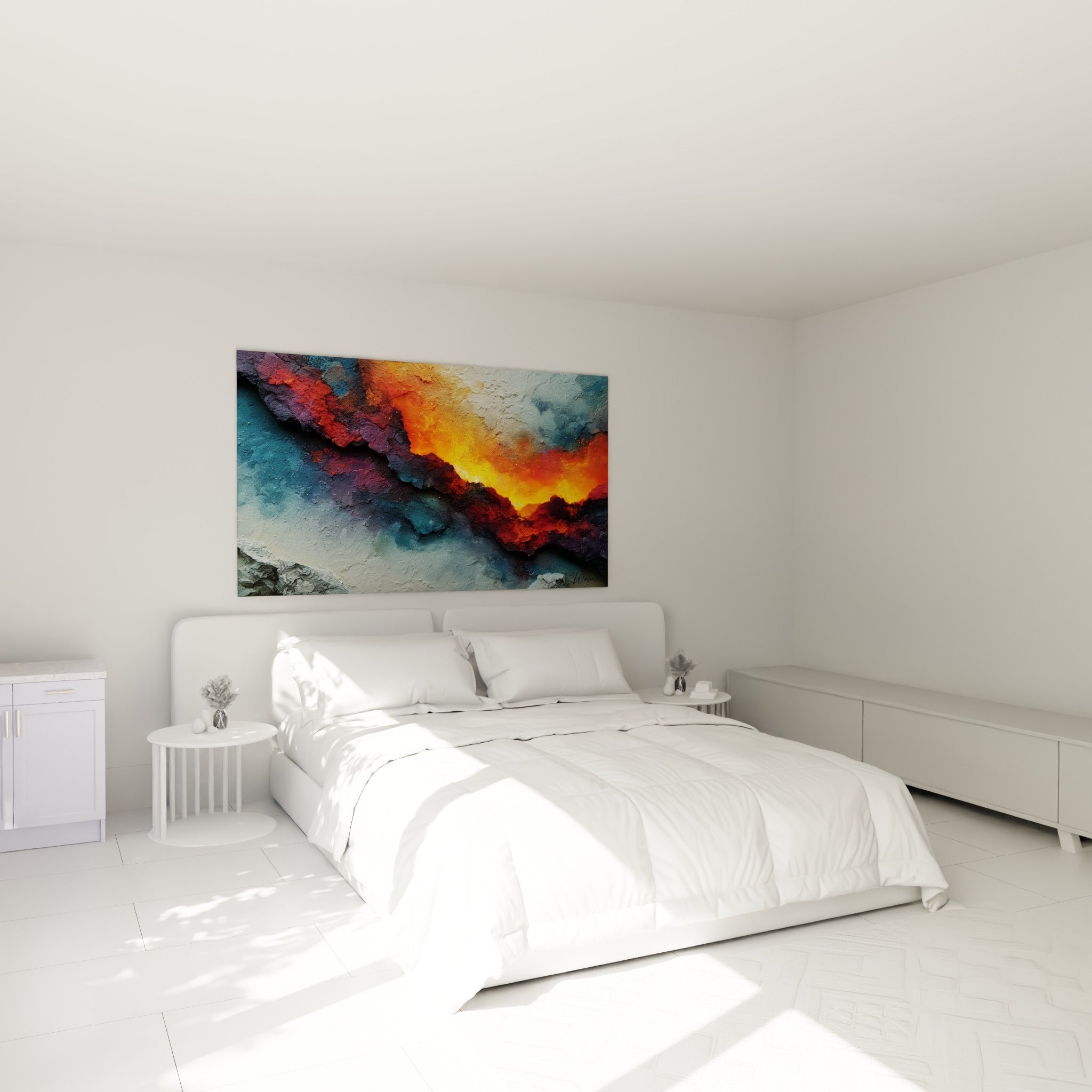 Coulée dorée et bleu ardoise fendant la matière, œuvre Abstrait Coloré au-dessus d'un lit dans une chambre claire