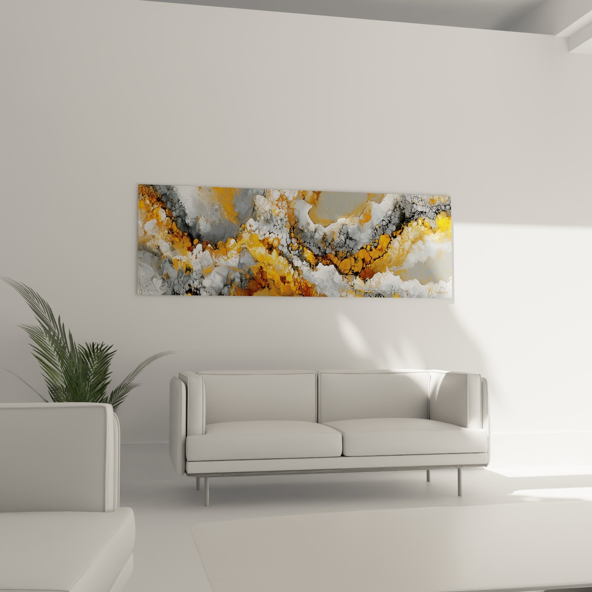 Composition fluide ocre et anthracite aux motifs organiques disposée au-dessus d'un canapé dans un salon lumineux