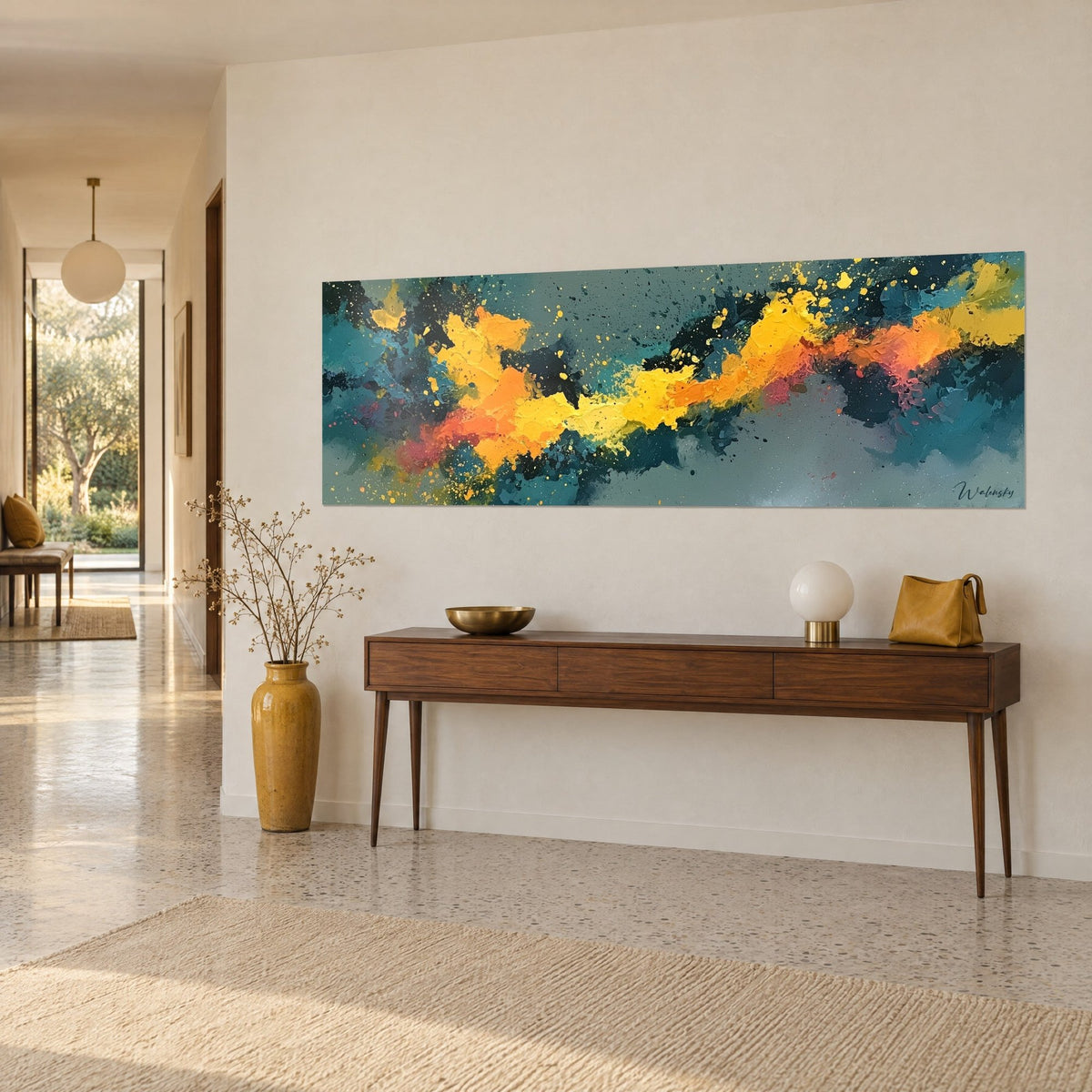 Tableau sillage orange et jaune moutarde aux empâtements épais sur nuées gris-bleu, console en bois dans une entrée claire