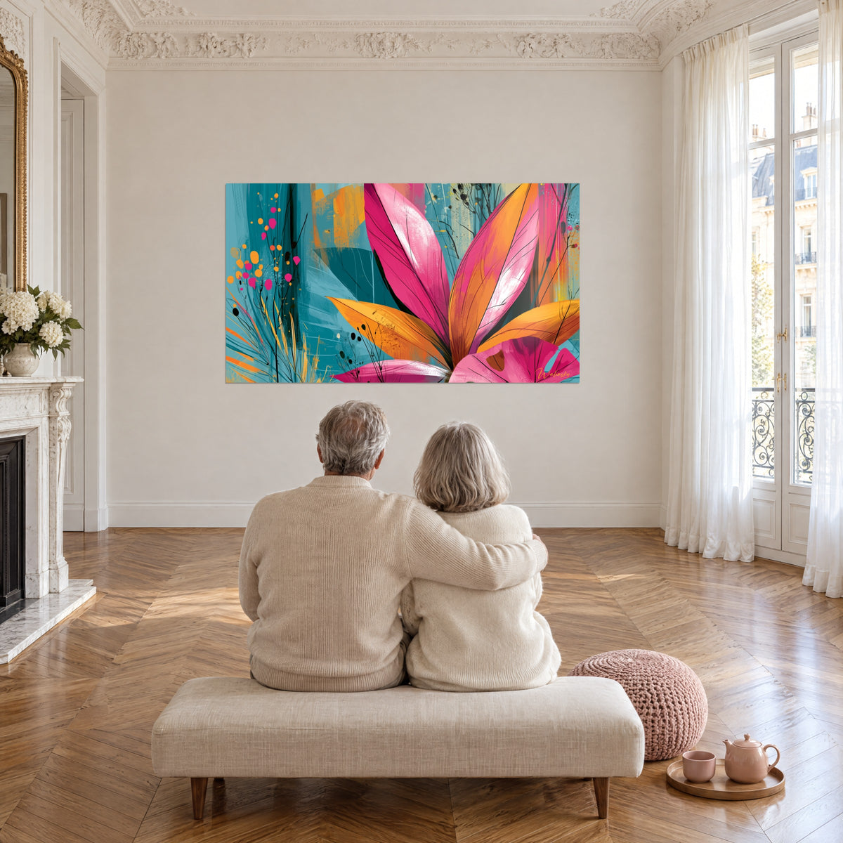 Cuadro flor exótica rosa, naranja y turquesa, pareja mayor abrazada de espaldas en un banco, gran salón haussmanniano con suelo de parquet en espiga