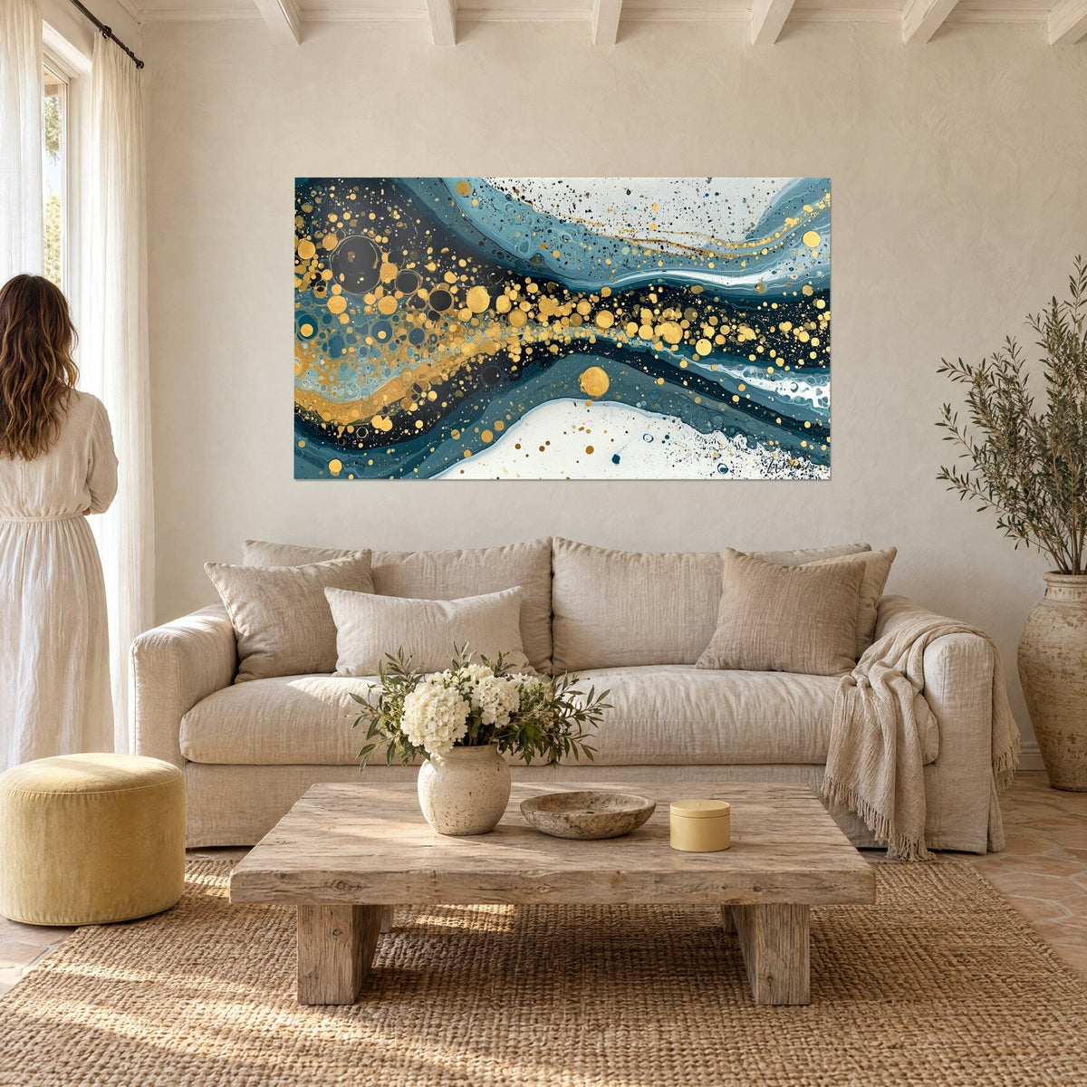Tableau rivière marbrée bleu marine et dorée, bulles d'or sur fond ivoire, au-dessus d'un canapé dans un salon lumineux
