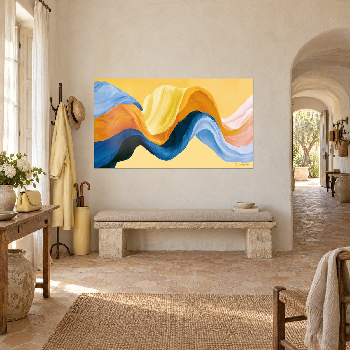 Cuadro con una ola de tela sinuosa en azul noche, naranja azafrán y amarillo limón, vista de tres cuartos de una pared de un mas provenzal