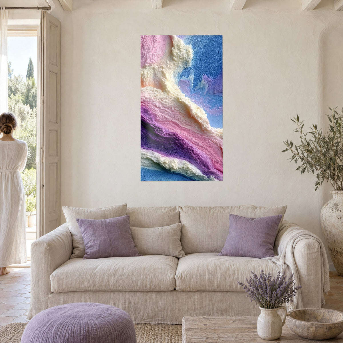 Gemälde mit verschwommenen Schichten aus rosa und violetter Eiscreme auf frostig blauem Grund, eine Frau von hinten, über einem Sofa in einem hellen Wohnzimmer