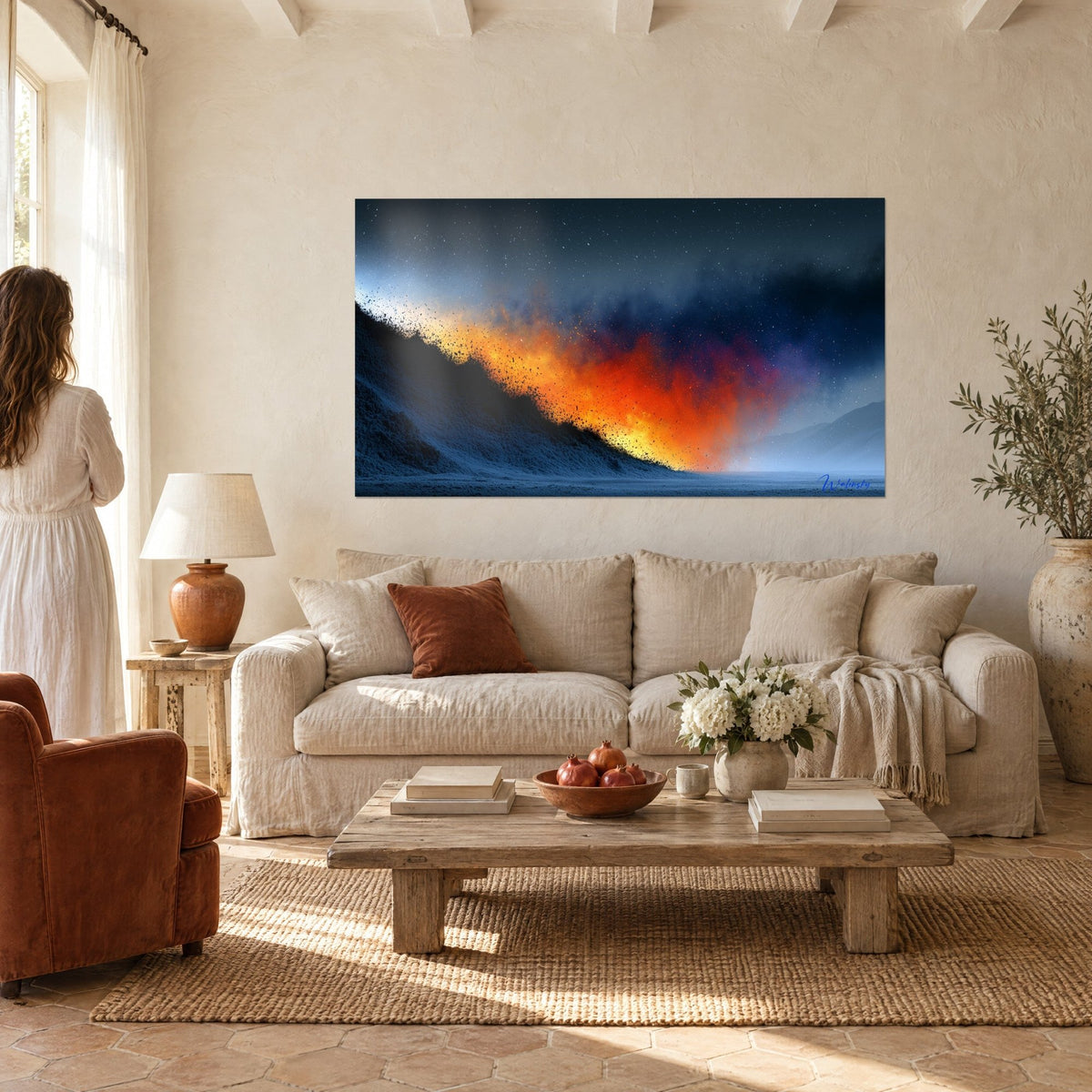 Tableau dune de sable embrasée, nuées orange et rouge contre un ciel bleu nuit, au-dessus d'un canapé dans un salon lumineux