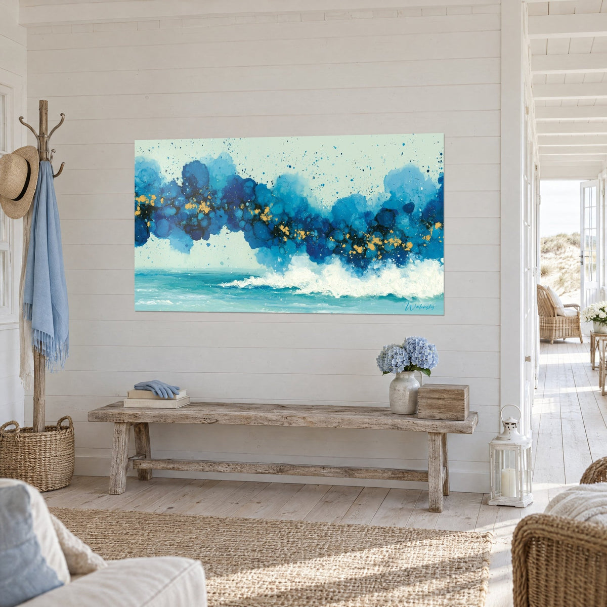 Tableau déferlante abstraite en bleu marine et or, embruns pointillés sur fond vert d'eau, vue de trois-quarts au mur