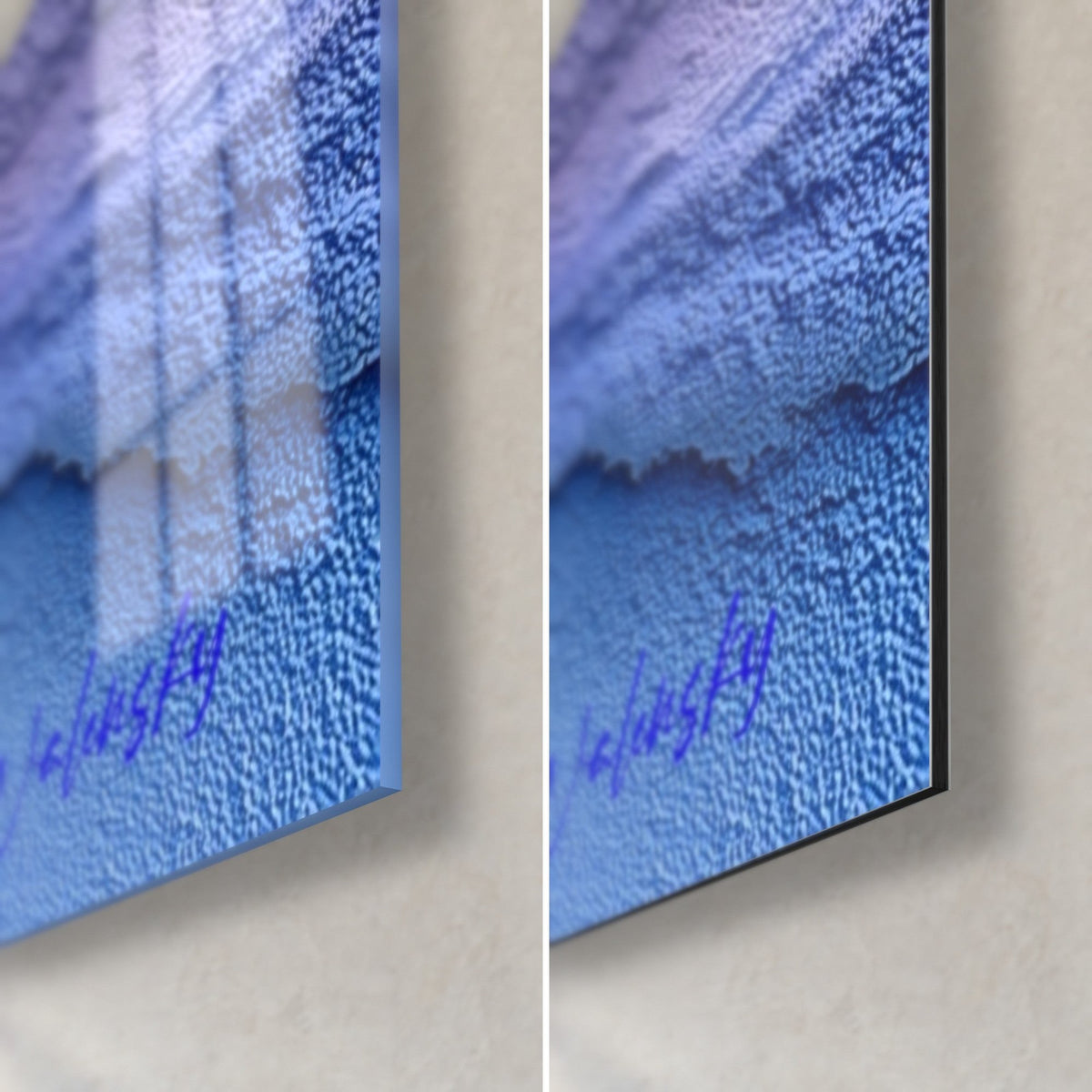 Tableau coulées abstraites bleu ciel et lilas, coin bas droit en verre brillant reflétant, à côté d'un Dibond mat