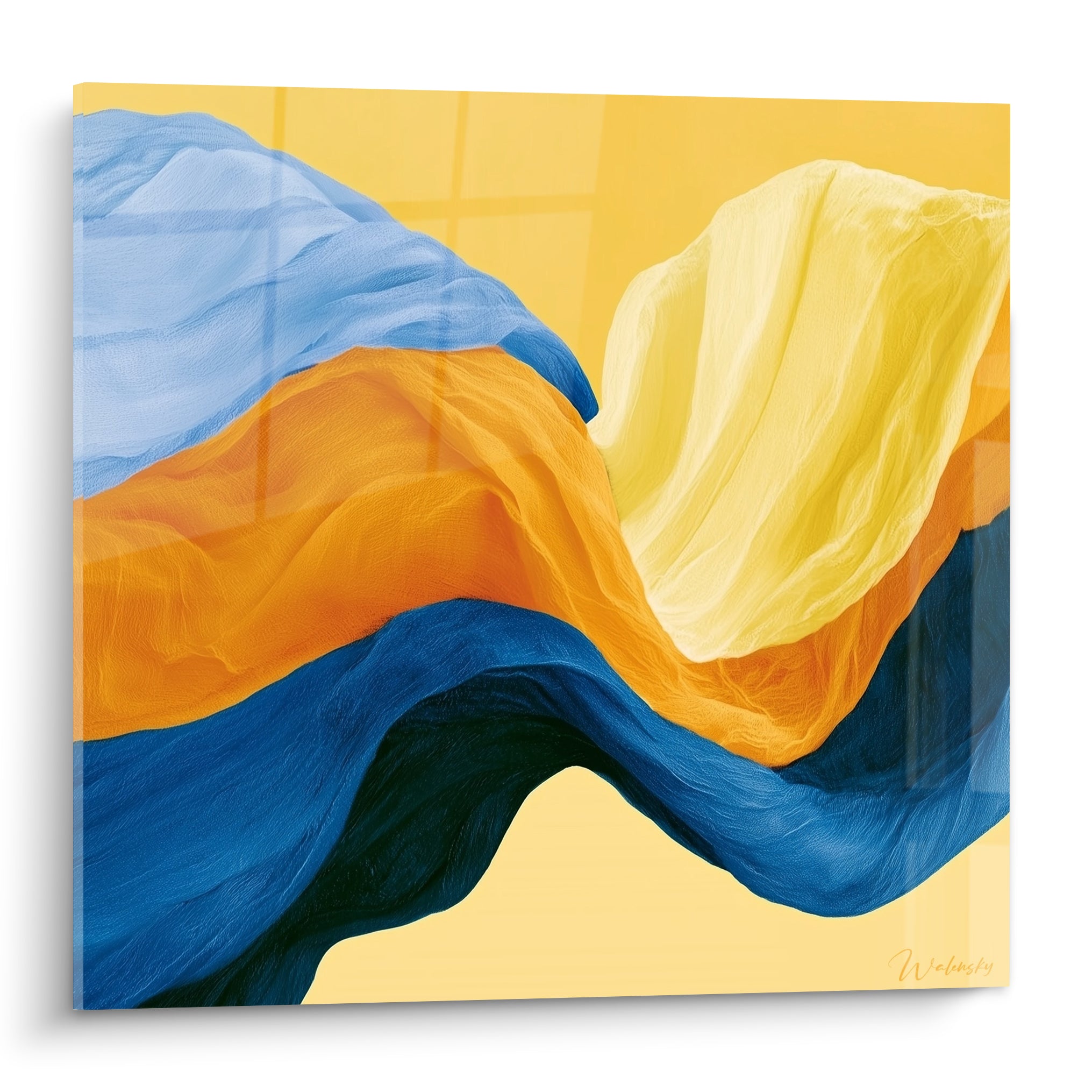 Drapés ondulants bleu marine, safran et jaune pastel évoquant un tissu soulevé par le vent