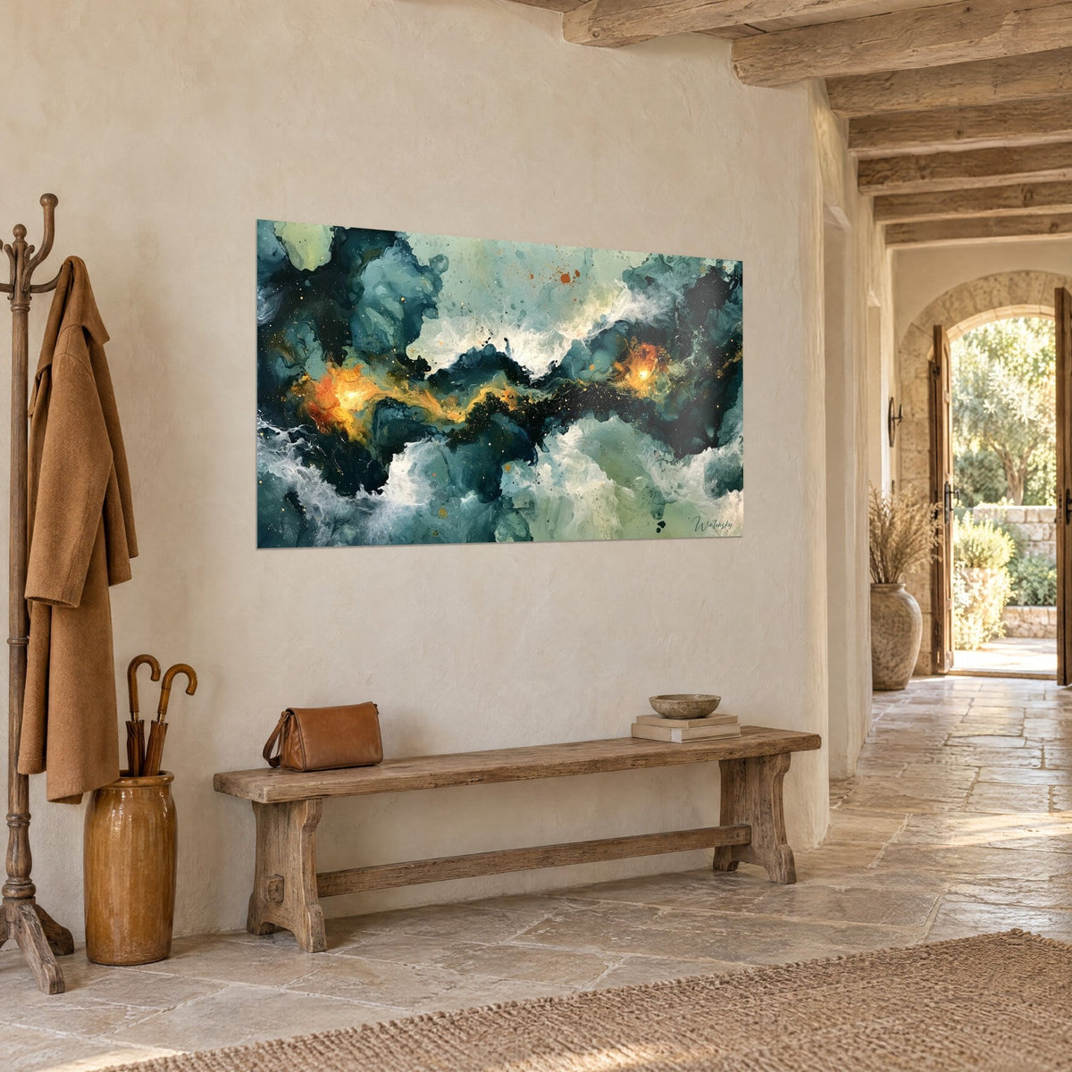 Tableau mer déchaînée en encre noire et vert sauge, cœurs dorés incandescents, vue de trois-quarts dans une entrée en pierre