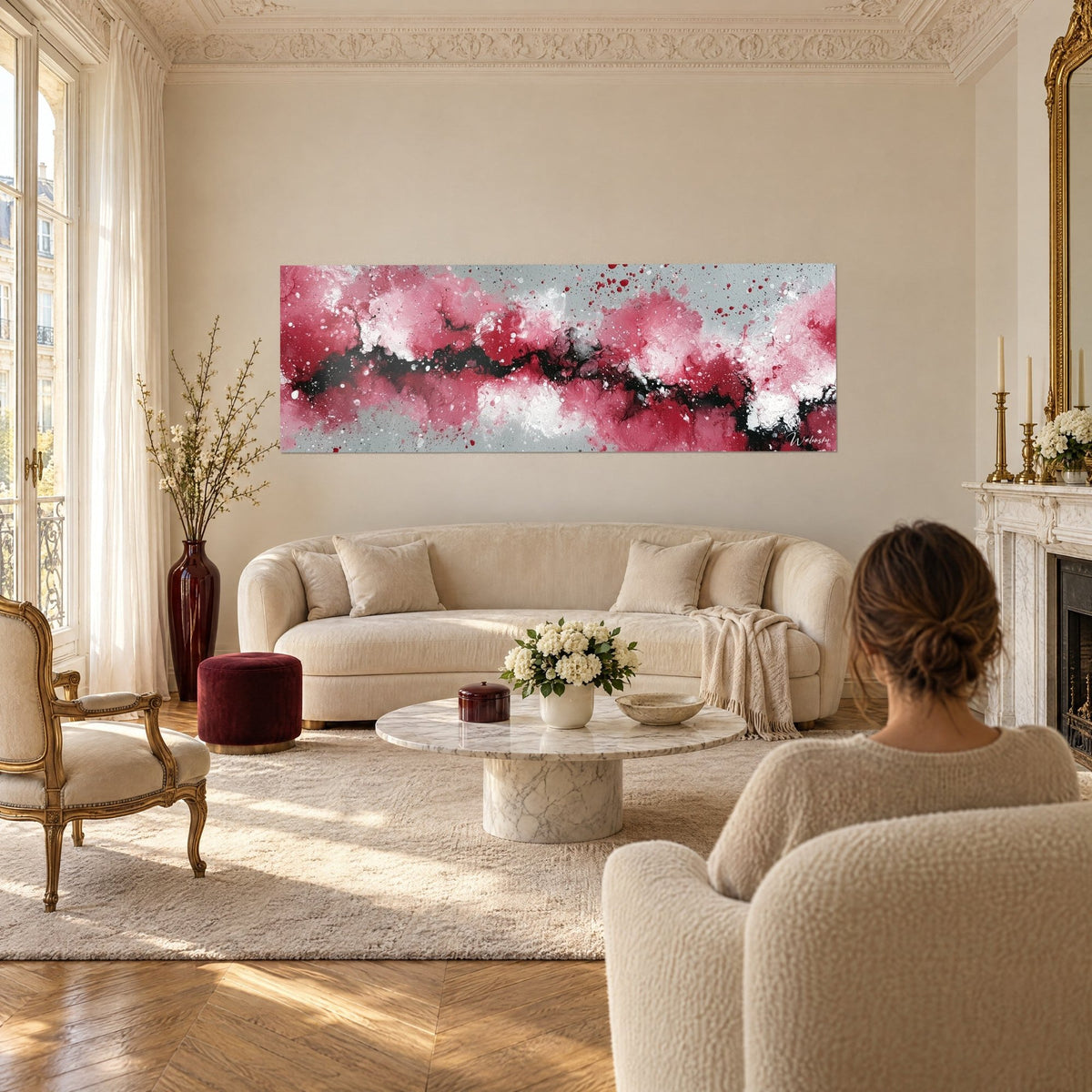 Schilderij vurige breuk in kersenrood en parelgrijs, kronkelende zwarte stroom, spatten, boven een bank in een lichte woonkamer