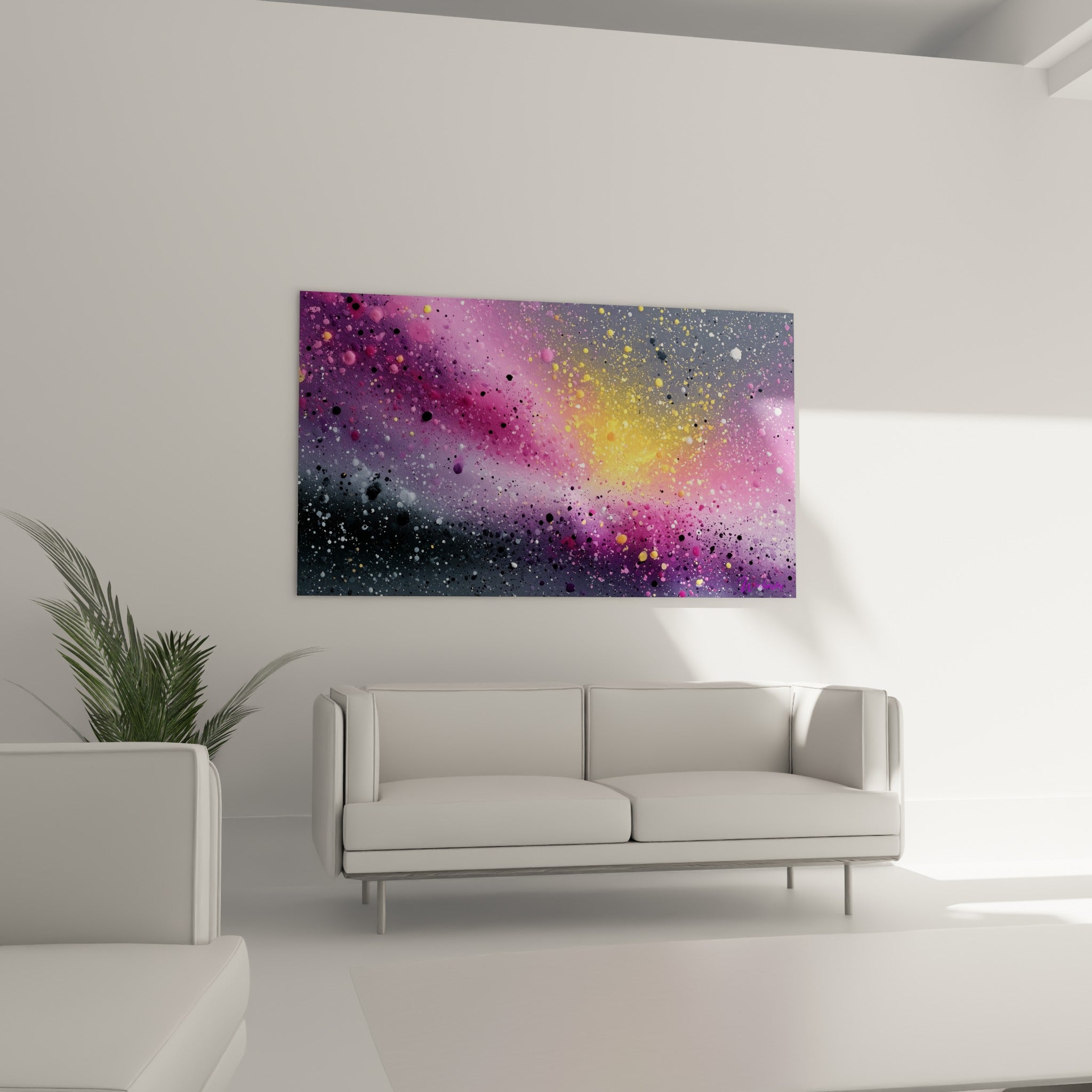 Déflagration lumineuse jaune doré cerclée de rose magenta, tableau abstrait coloré au-dessus d'un canapé dans un salon lumineux