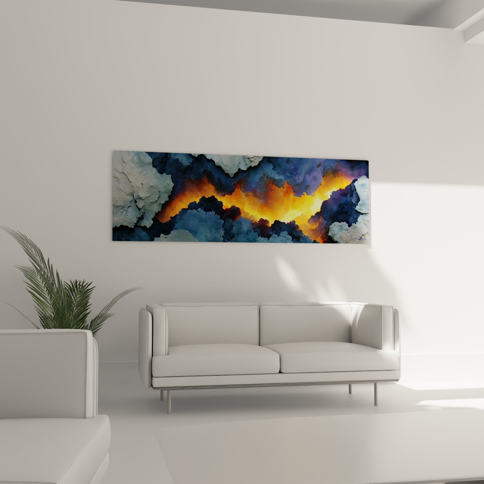 Éclat orange et doré perçant un ciel bleu marine tourmenté, tableau abstrait coloré au-dessus d'un canapé dans un salon lumineux