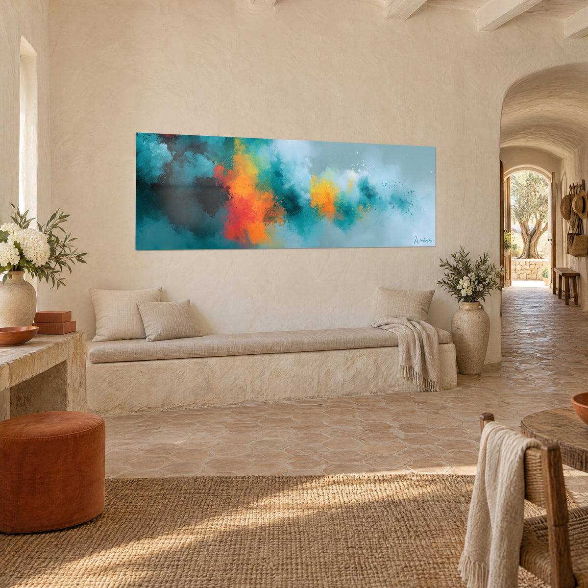 Schilderij explosie van koraalrode en zonnegele pigmenten, turquoise nevels, opgehangen in een Provençaals stenen mas