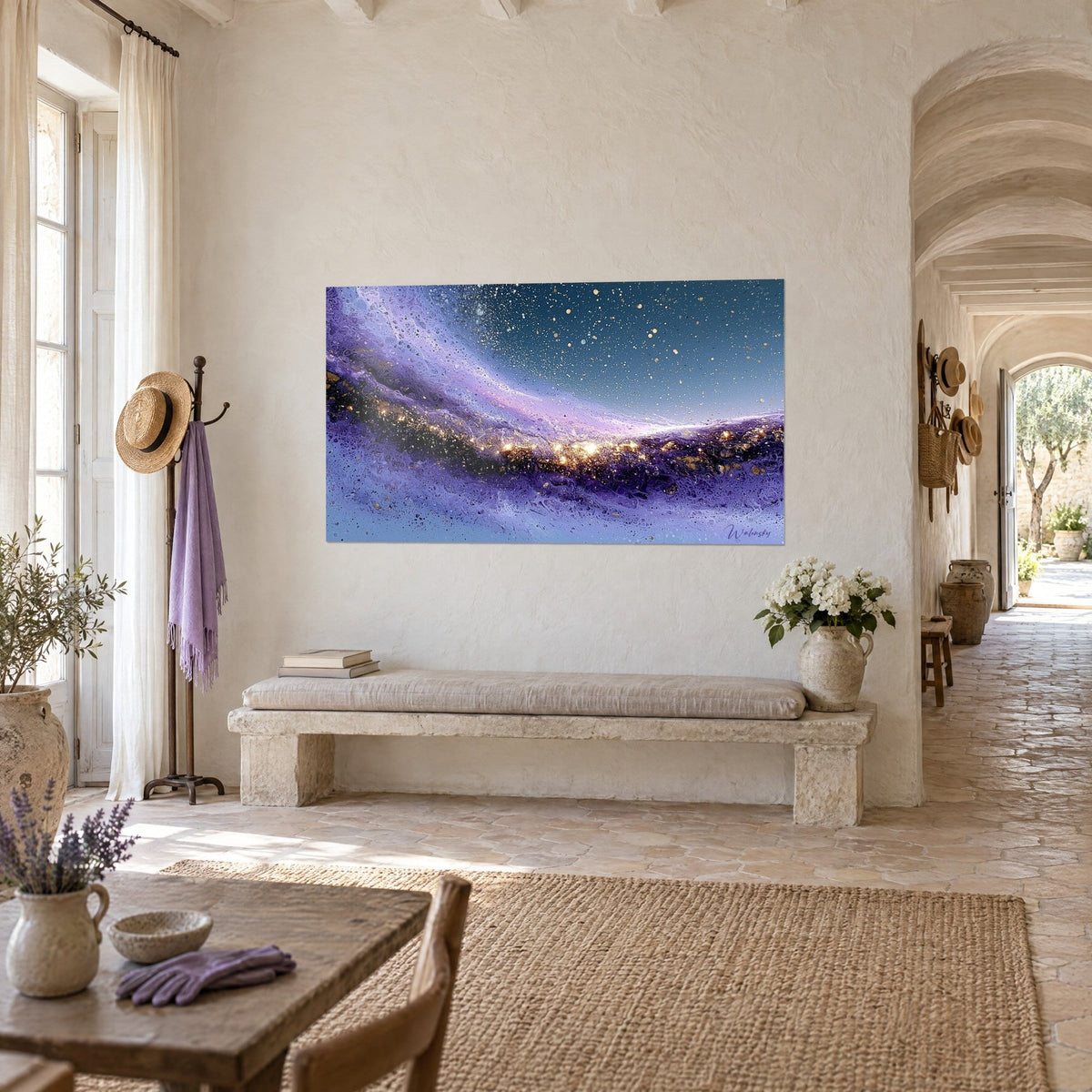 Tableau voie lactée en spirale lilas et or scintillant, fond bleu-vert piqueté d'étoiles, accroché dans un mas provençal en pierre claire