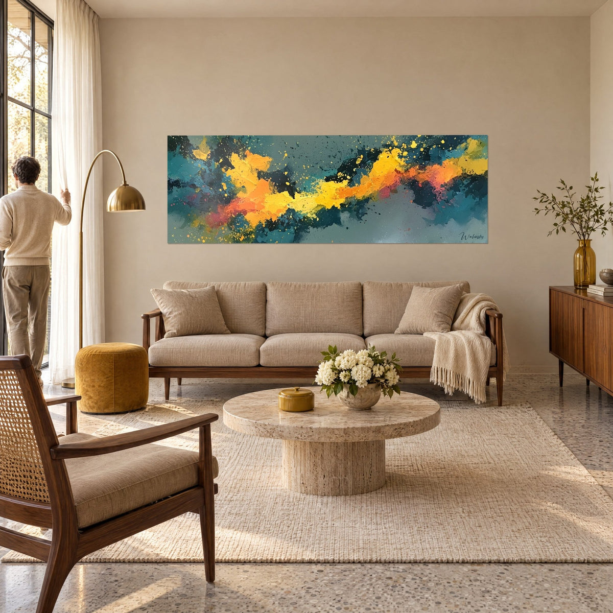 Tableau traînée jaune safran sur fond bleu sarcelle, éclaboussures vives, au-dessus d'un canapé dans un salon lumineux