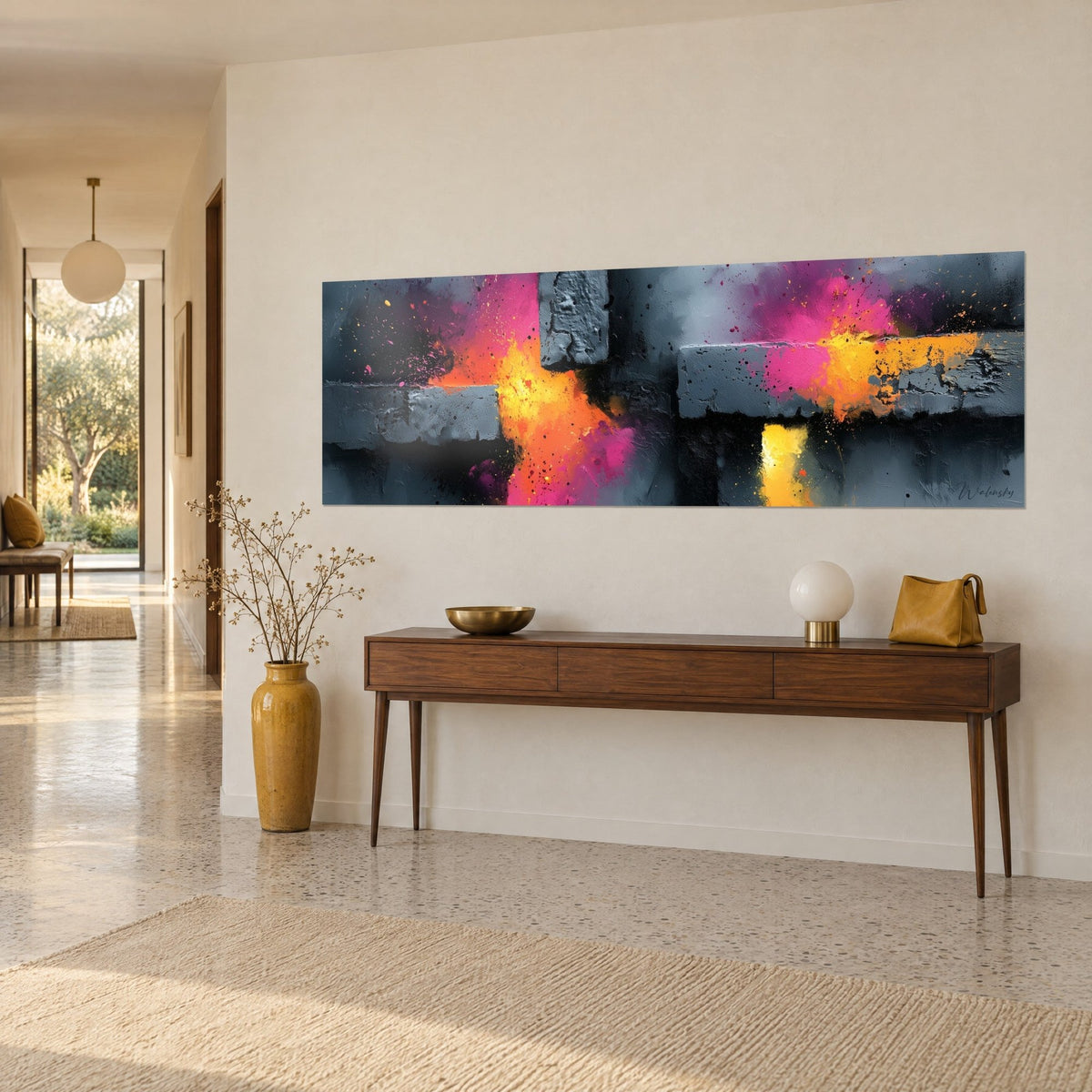Tableau abstrait en éruption de rose fuchsia et d'orange sur dalles de béton charbon, au-dessus d'une console en bois