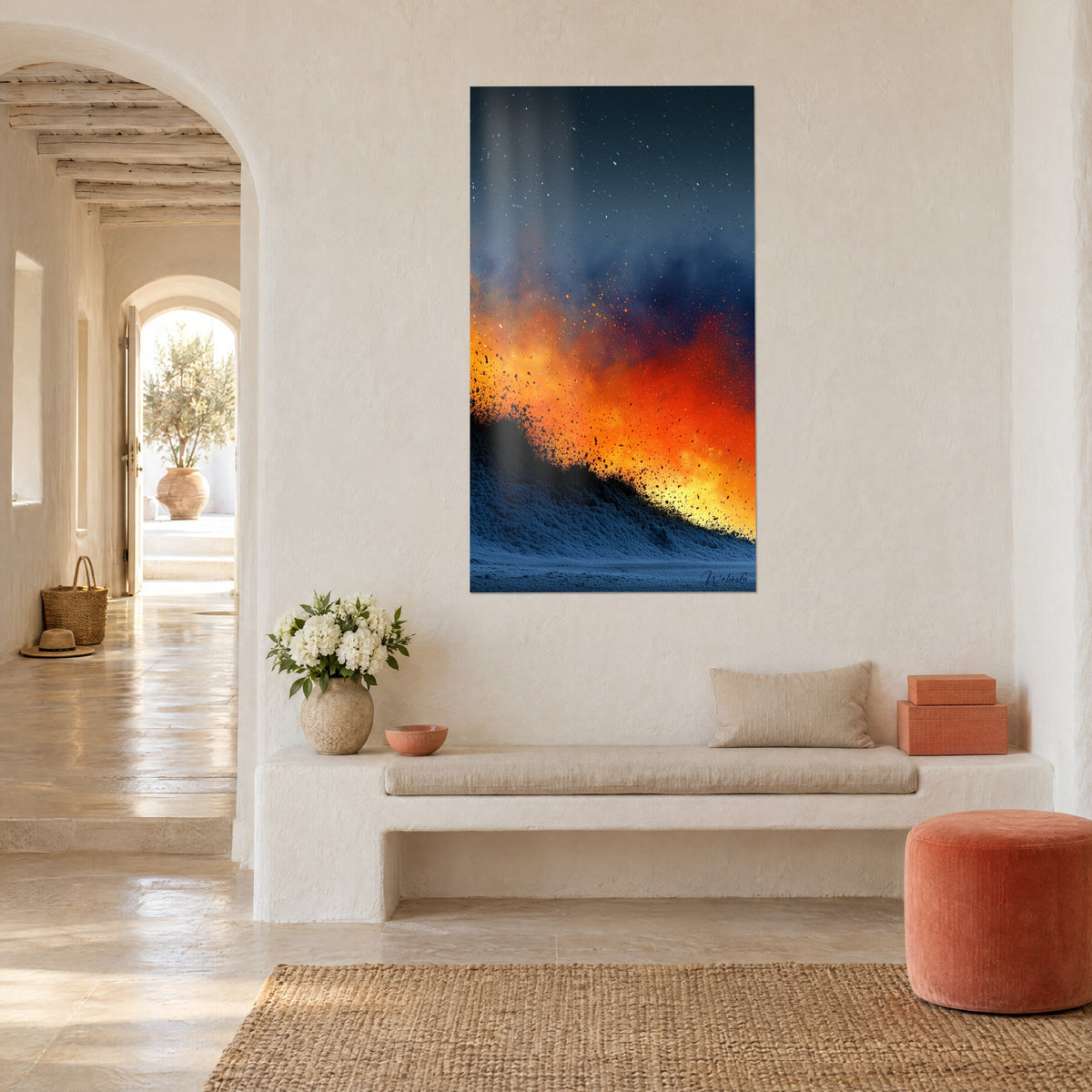 Tableau souffle volcanique projetant des éclats noirs dans un ciel étoilé bleu marine et jaune, banquette blanche, maison méditerranéenne
