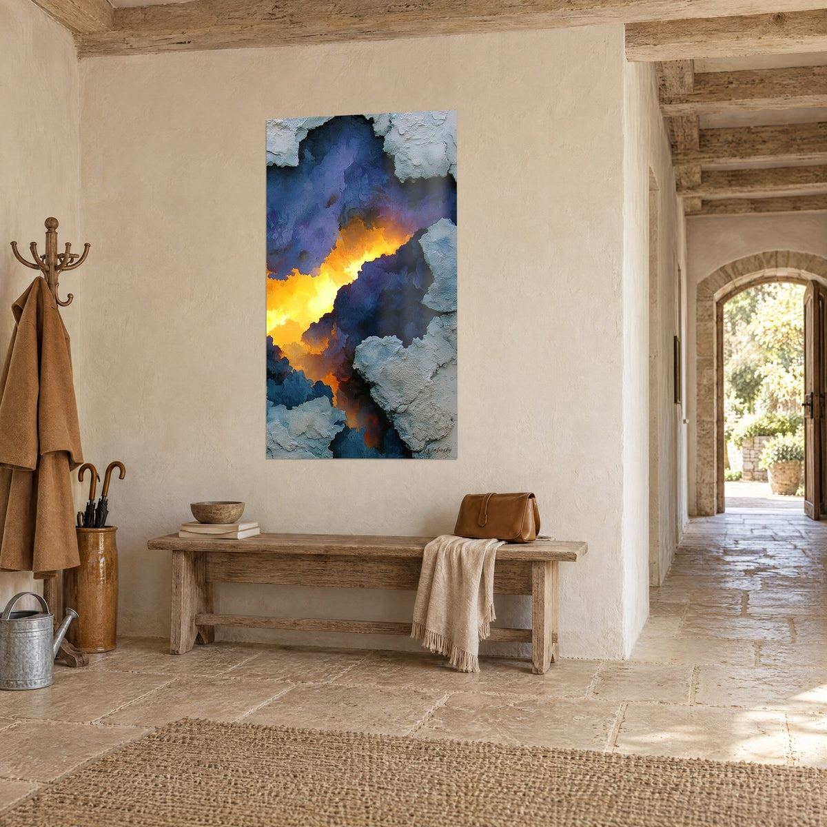 Tableau faille incandescente bordée de croûtes grises et de bleu marine, mur beige, entrée voûtée et banc en bois, vue de trois-quarts