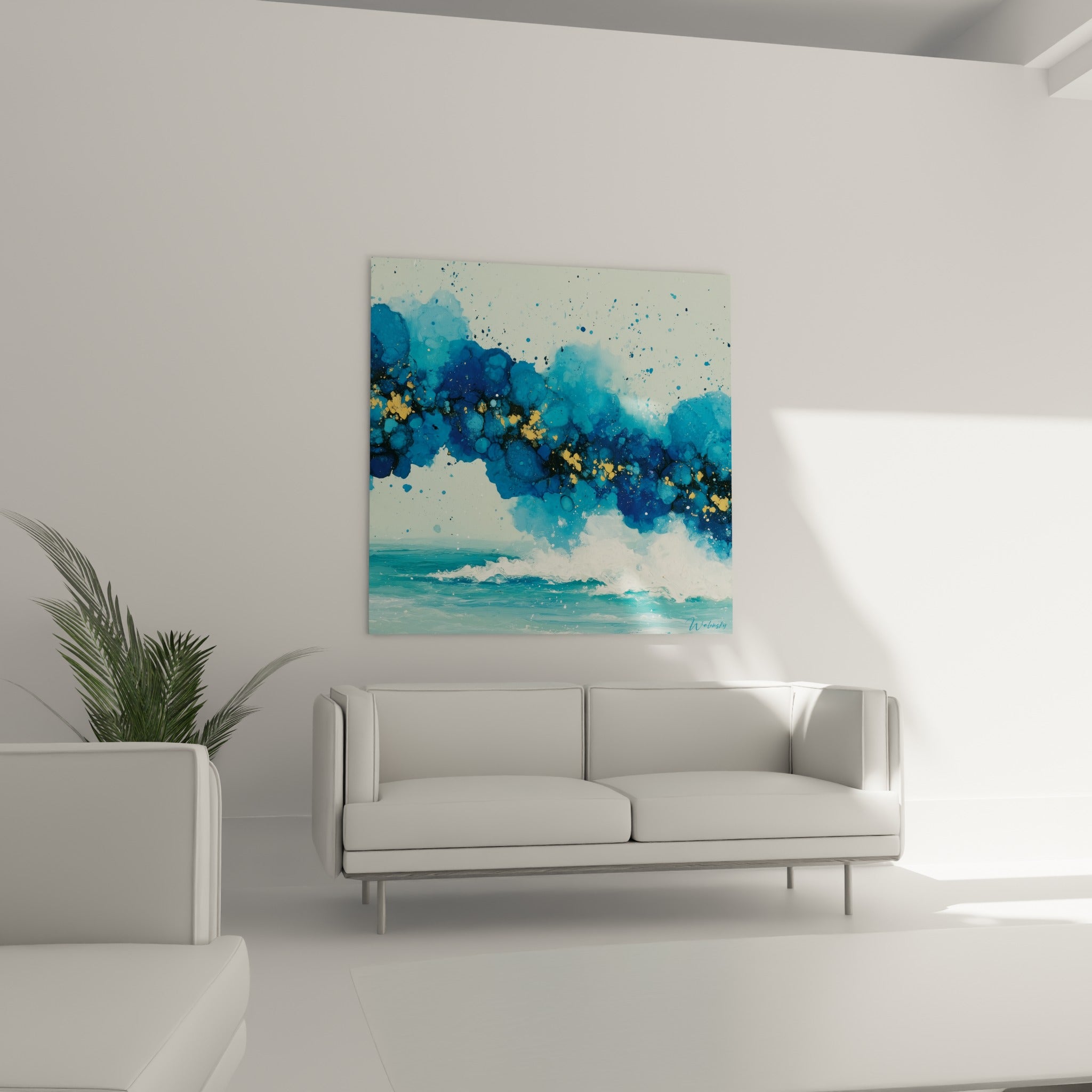 Nuée d'encre turquoise et touches dorées de ce tableau Abstrait Coloré au-dessus d'un canapé dans un salon lumineux