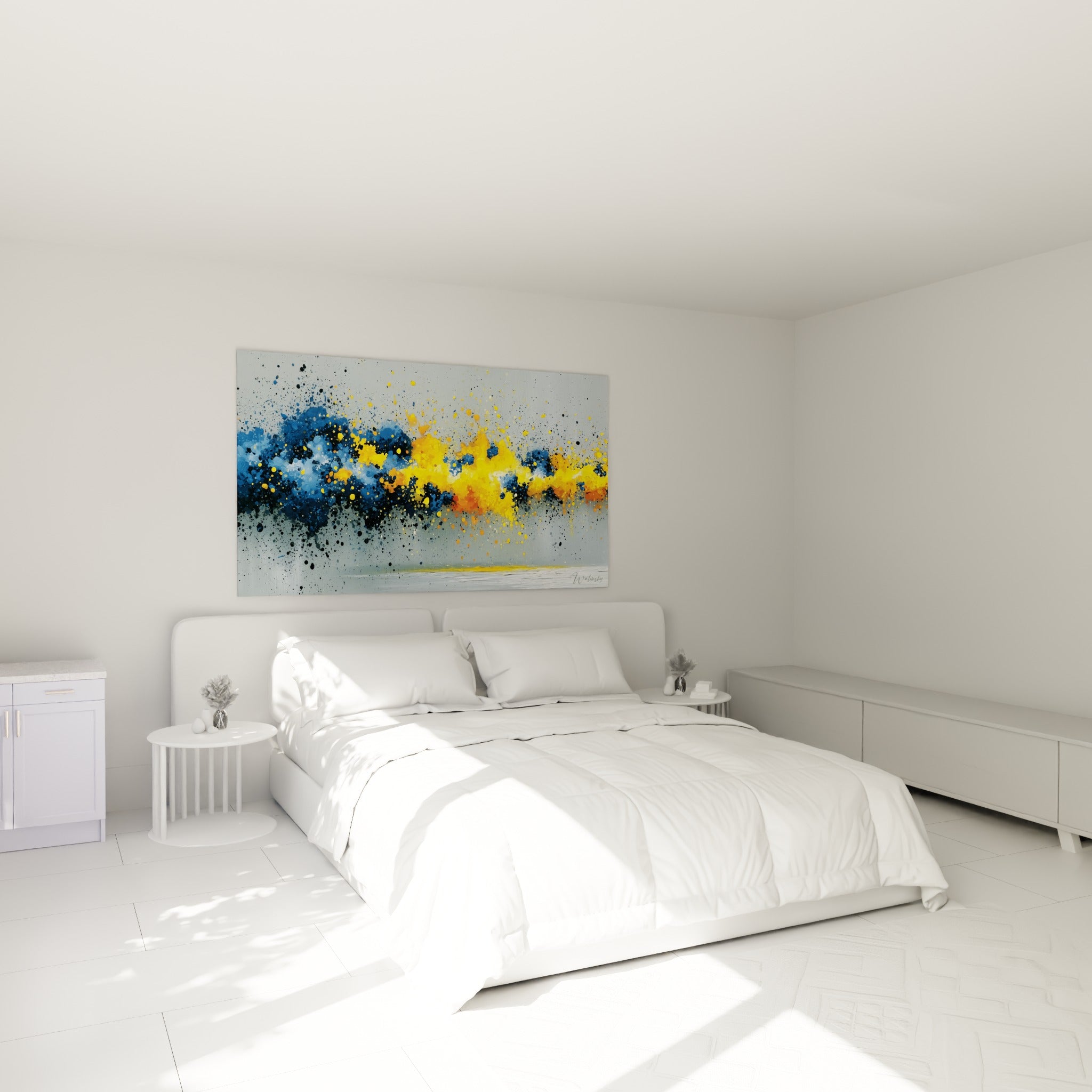Explosion chromatique bleu marine et orange doré au-dessus d'un lit dans une chambre claire