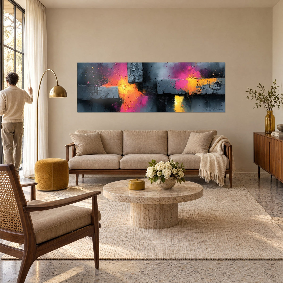 Tableau panoramique de blocs gris anthracite éclaboussés de magenta et d'or, au-dessus d'un canapé dans un salon lumineux