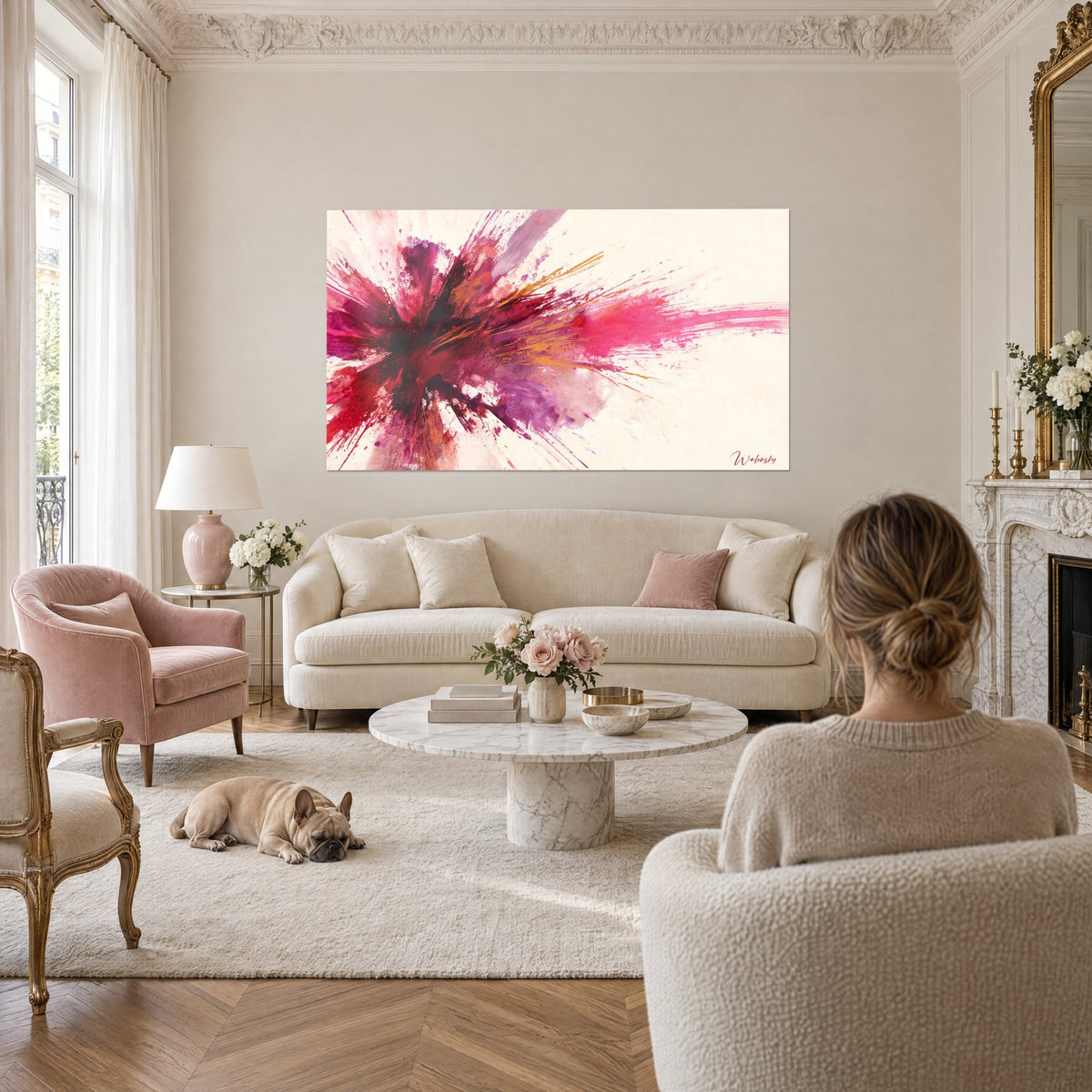 Tableau déflagration de pigments carmin et fuchsia, éclaboussures dorées, femme de dos et bulldog, au-dessus d'un canapé dans un salon lumineux
