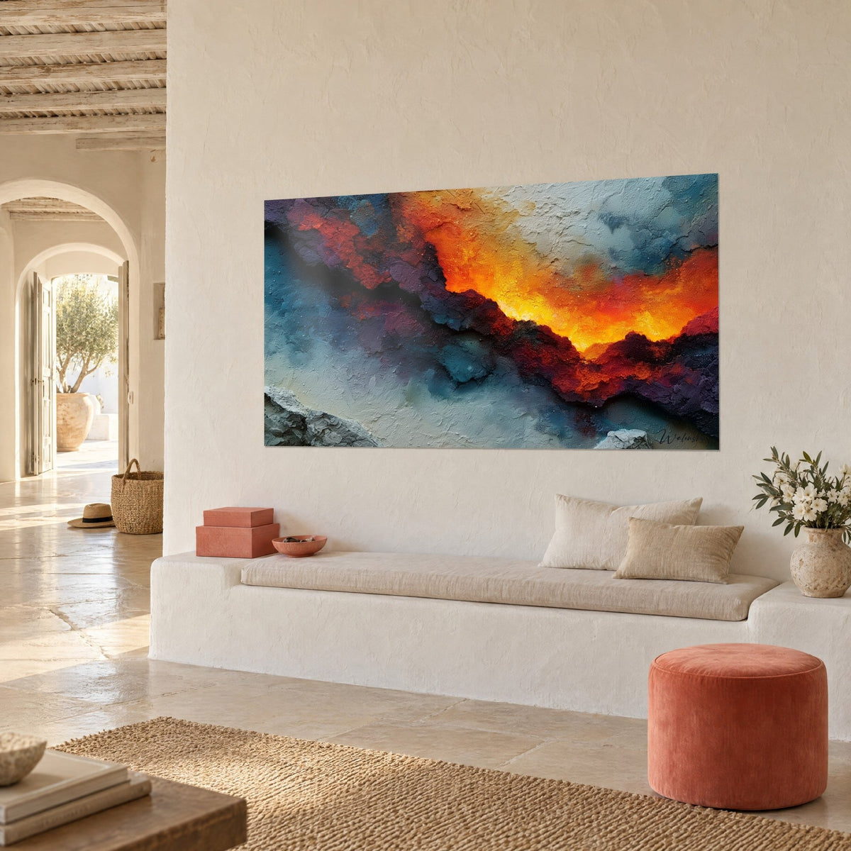 Tableau cratère de lave en fusion, croûte pourpre et orangée sur gris bleuté, mur chaulé d'une maison méditerranéenne