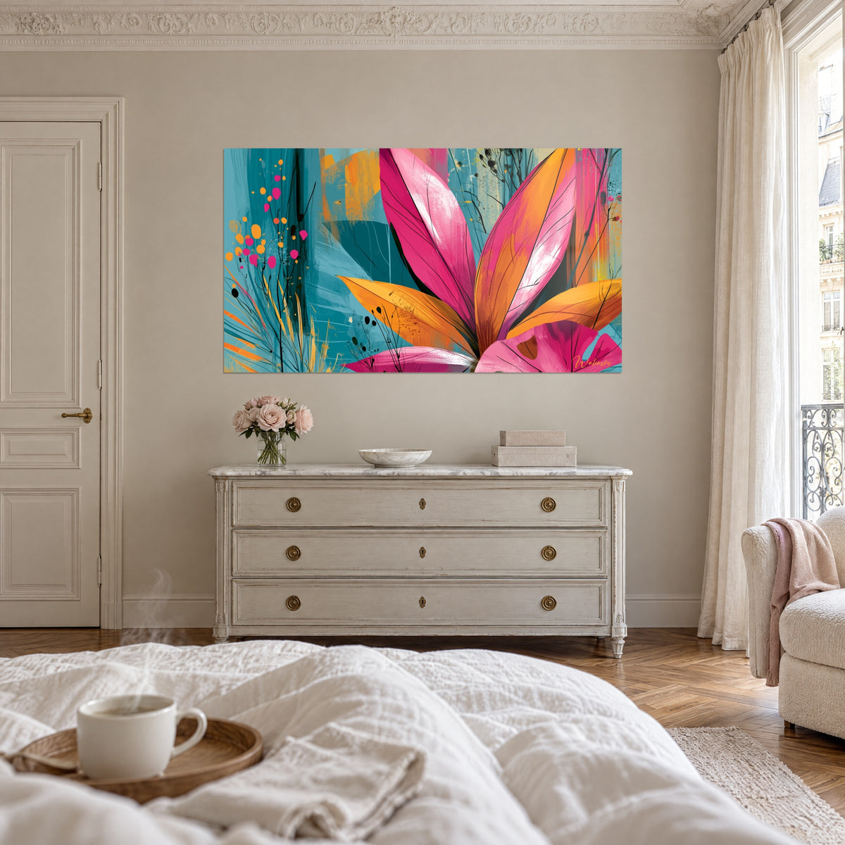 Cuadro ramo de pétalos magenta y azafrán sobre fondo turquesa, persona de espaldas, encima de una cama en un dormitorio luminoso