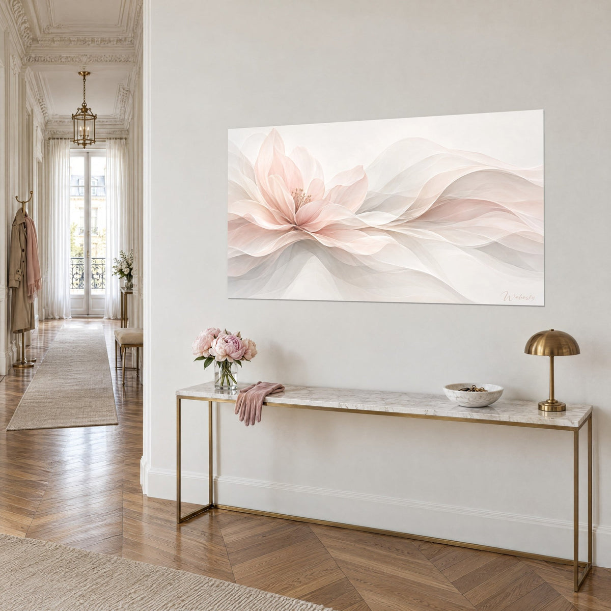 Tableau magnolia pastel aux voiles de soie ondulants, rose pâle et blanc nacré, au-dessus d'une console dorée, couloir haussmannien