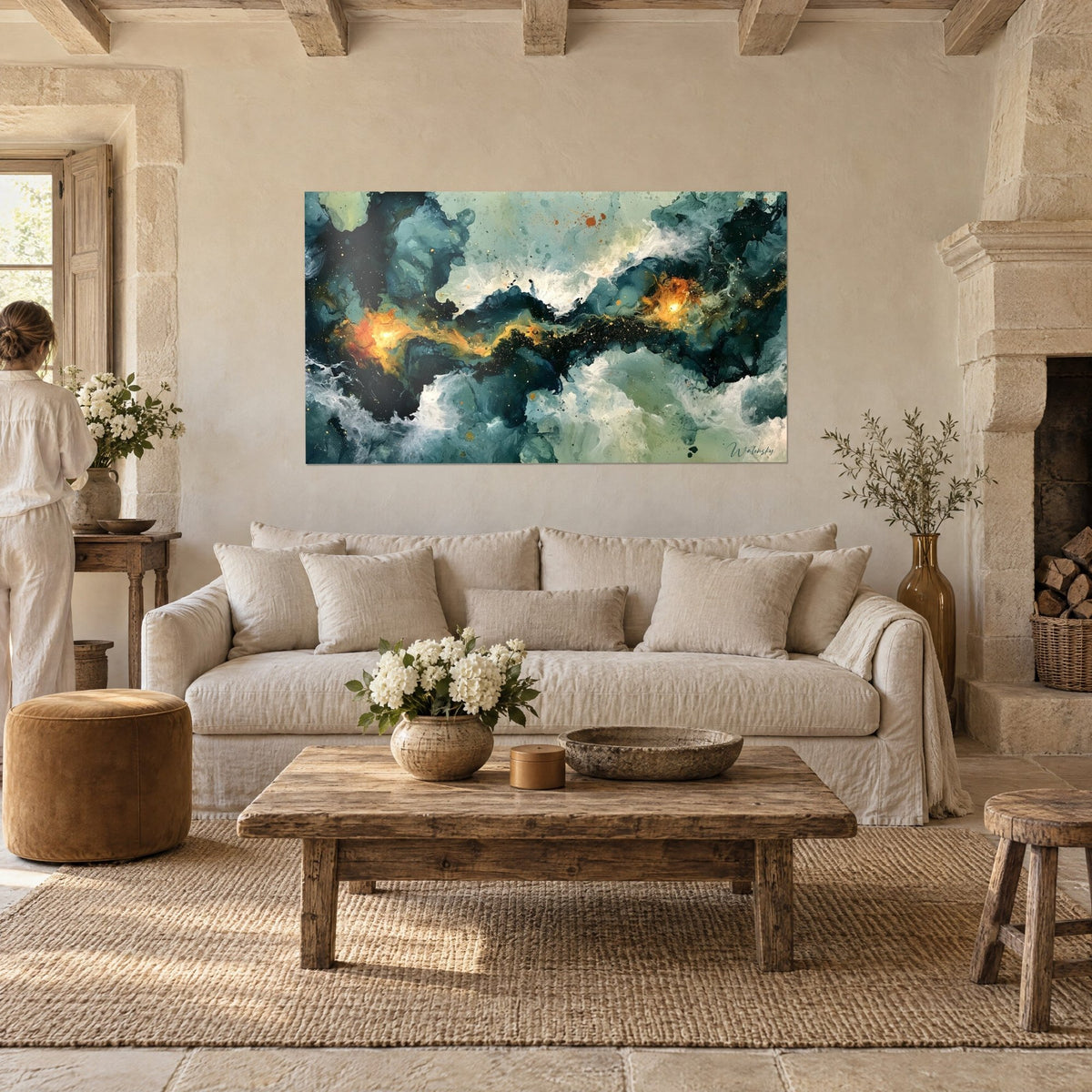Tableau tourbillon d'encre bleu pétrole et braises orange, deux personnes de dos, au-dessus d'un canapé dans un salon lumineux
