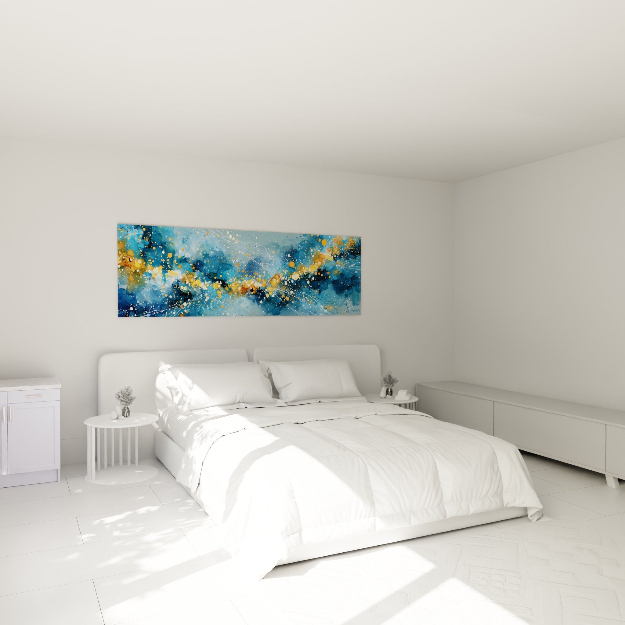 Traînée dorée sur fond bleu marine accrochée au-dessus d'un lit dans une chambre claire