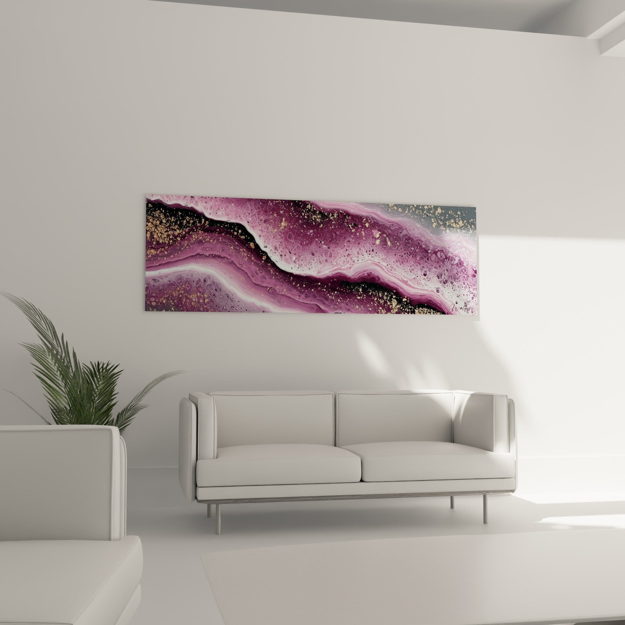 Veines violettes, blanches et dorées d'un tableau géode au-dessus d'un canapé dans un salon lumineux