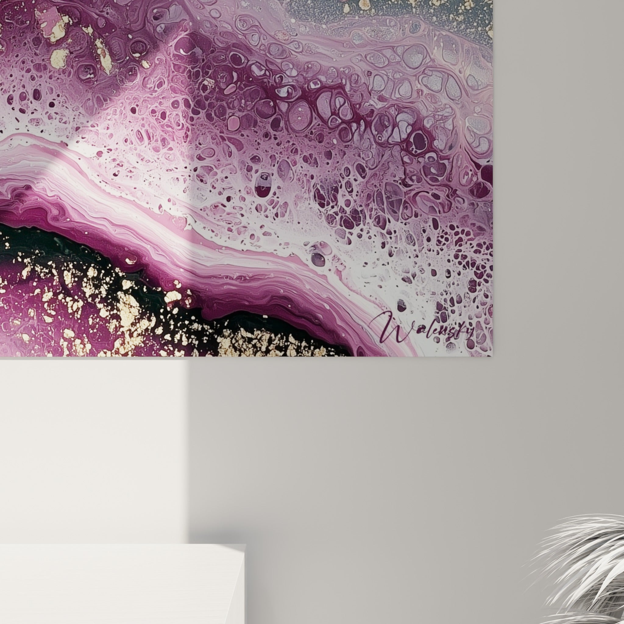 Grain de peinture fluide révélant bulles dorées et coulures violettes sur fond anthracite texturé