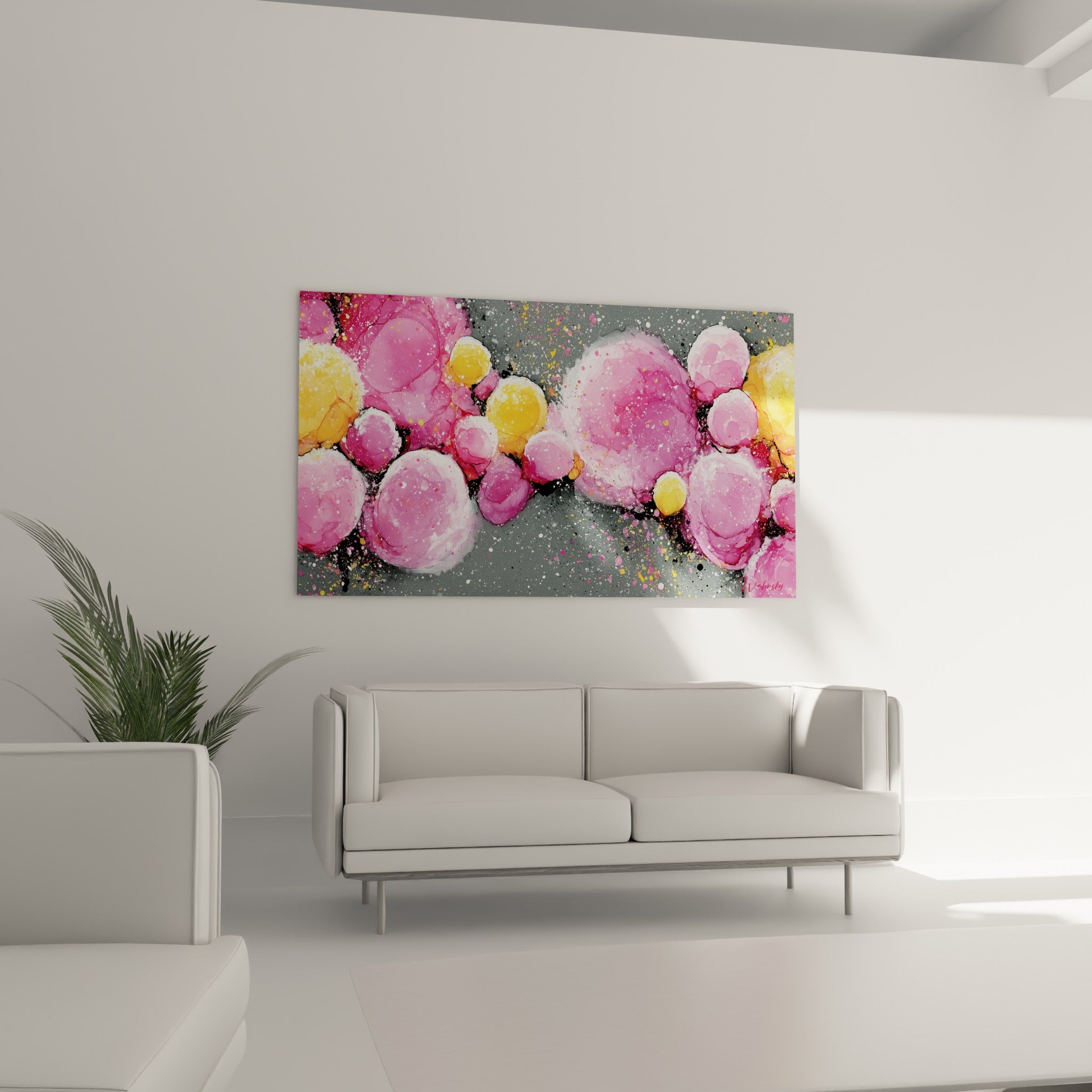 Grappe de sphères fuchsia et ocre sur fond gris foncé, au-dessus d'un canapé dans un salon lumineux