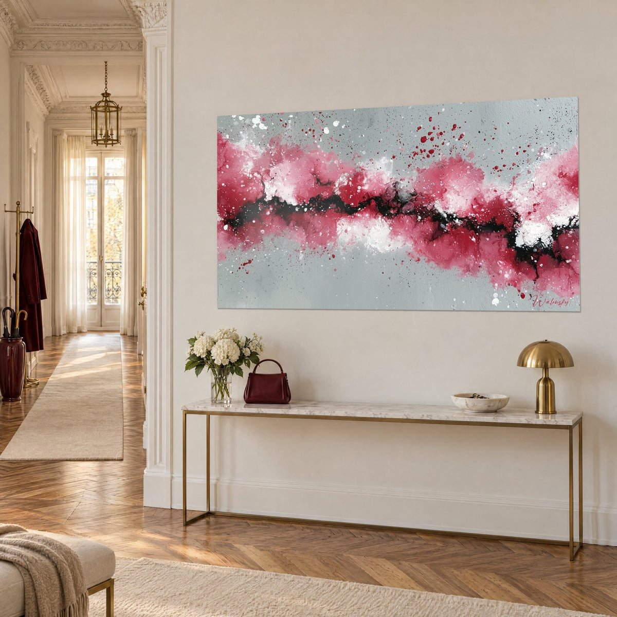 Quadro astratto con macchie rosso ciliegia e rosa pallido schizzate su grigio perla, sopra una consolle dorata