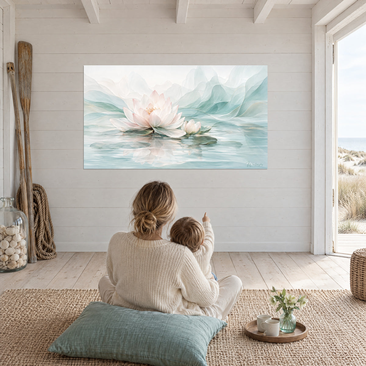 Gemälde rosafarbener Lotus mit goldenem Herz, durchscheinende wassergrüne Wellen, gegenüber einer Mutter und ihrem Kind, die auf einem Sitzpolster sitzen