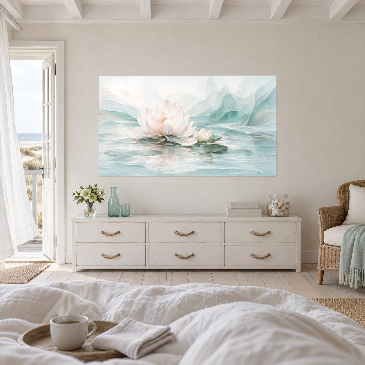 Gemälde zarte Seerose mit rosafarbenen Blütenblättern auf seladongrüner Wasserfläche, sanfte Reflexe, über einem Bett in einem hellen Schlafzimmer