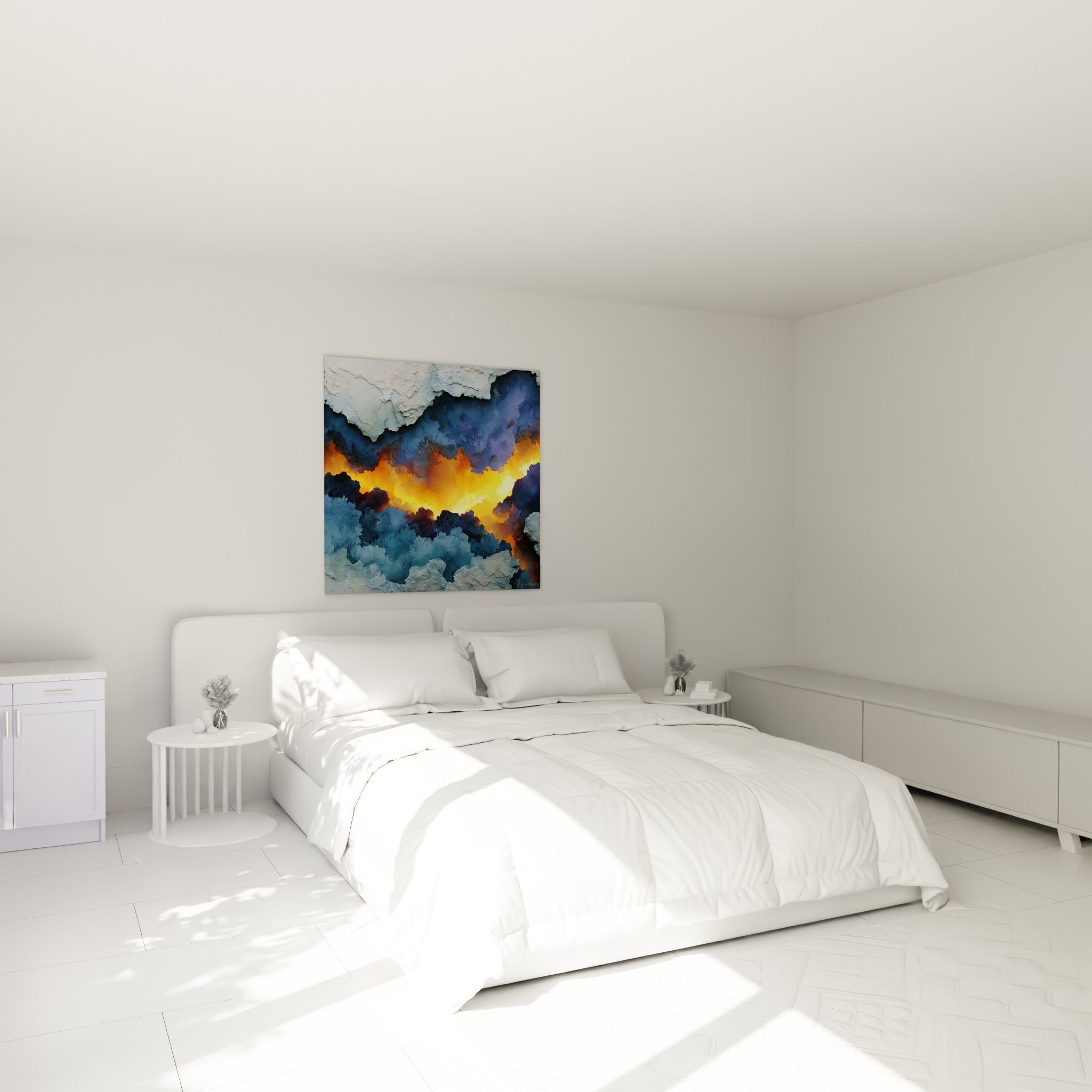 Lueur orangée perçant un ciel bleu marine et gris, œuvre accrochée au-dessus d'un lit dans une chambre claire