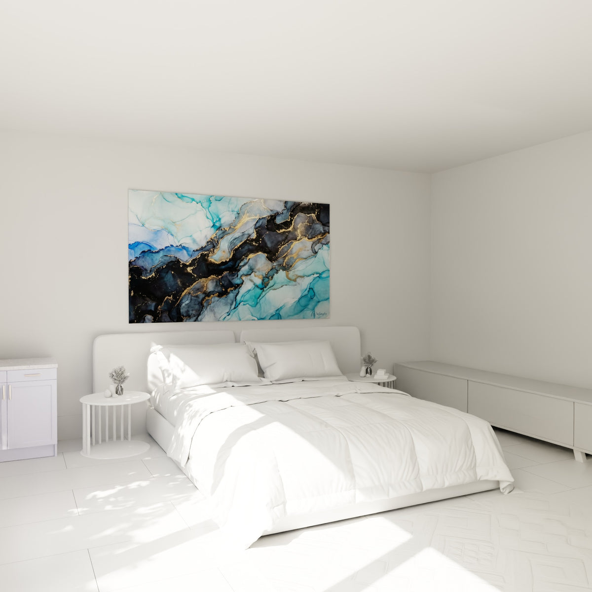Veines dorées et bleu marine de cet abstrait coloré au-dessus d'un lit dans une chambre claire