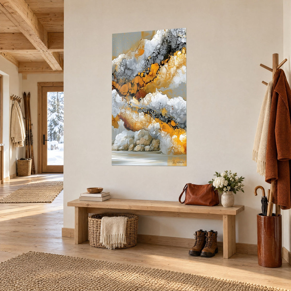 Tableau éruption figée en cellules dorées, nervures noires et nuages argentés, mur crème d'un chalet de montagne boisé
