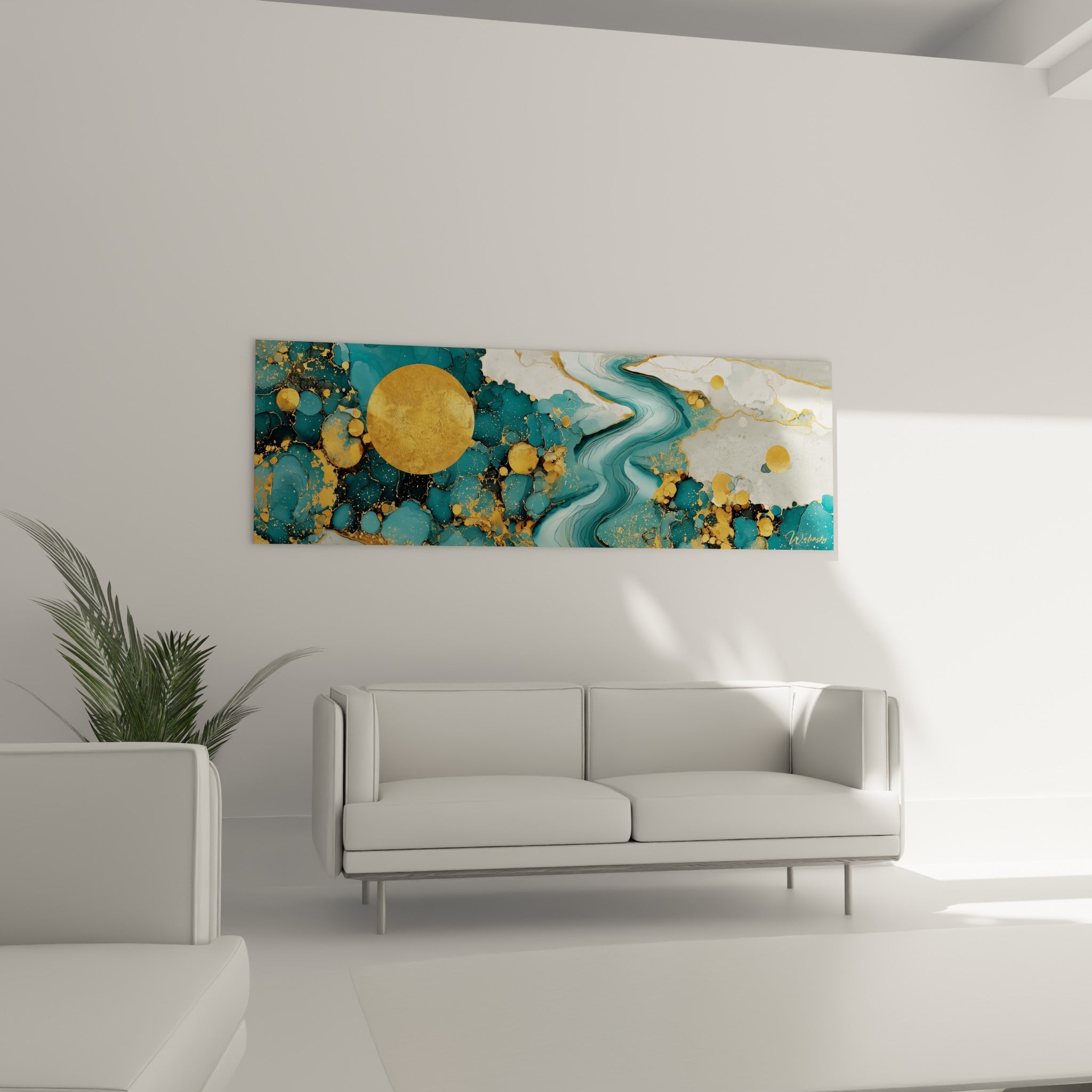 Marbrures bleu sarcelle et éclats dorés composant une rivière abstraite au-dessus d'un canapé dans un salon lumineux