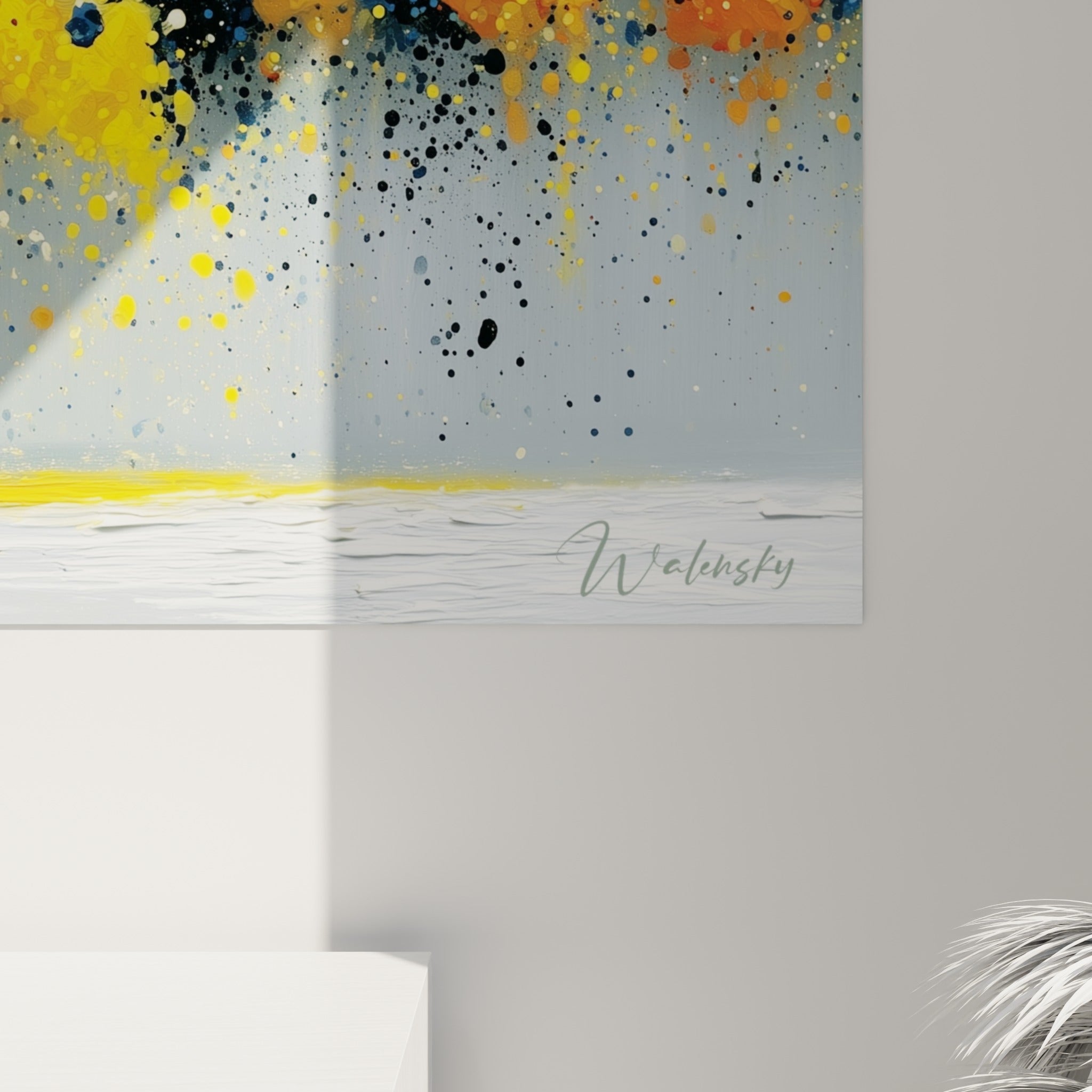 Matière granuleuse des éclaboussures bleu marine, orange et jaune doré visibles en gros plan sur la toile