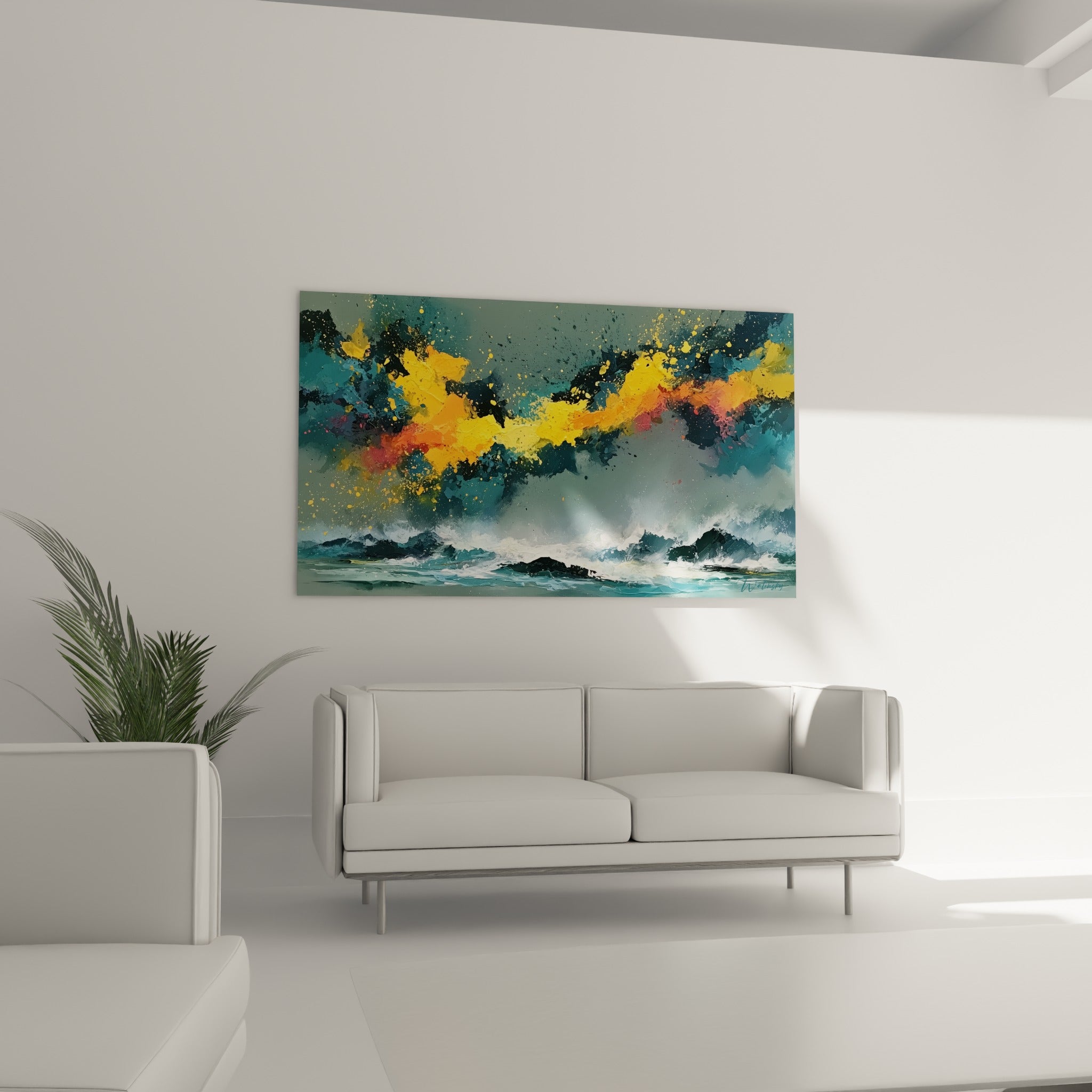 Mer anthracite et traînée dorée composent ce tableau abstrait coloré au-dessus d'un canapé dans un salon lumineux