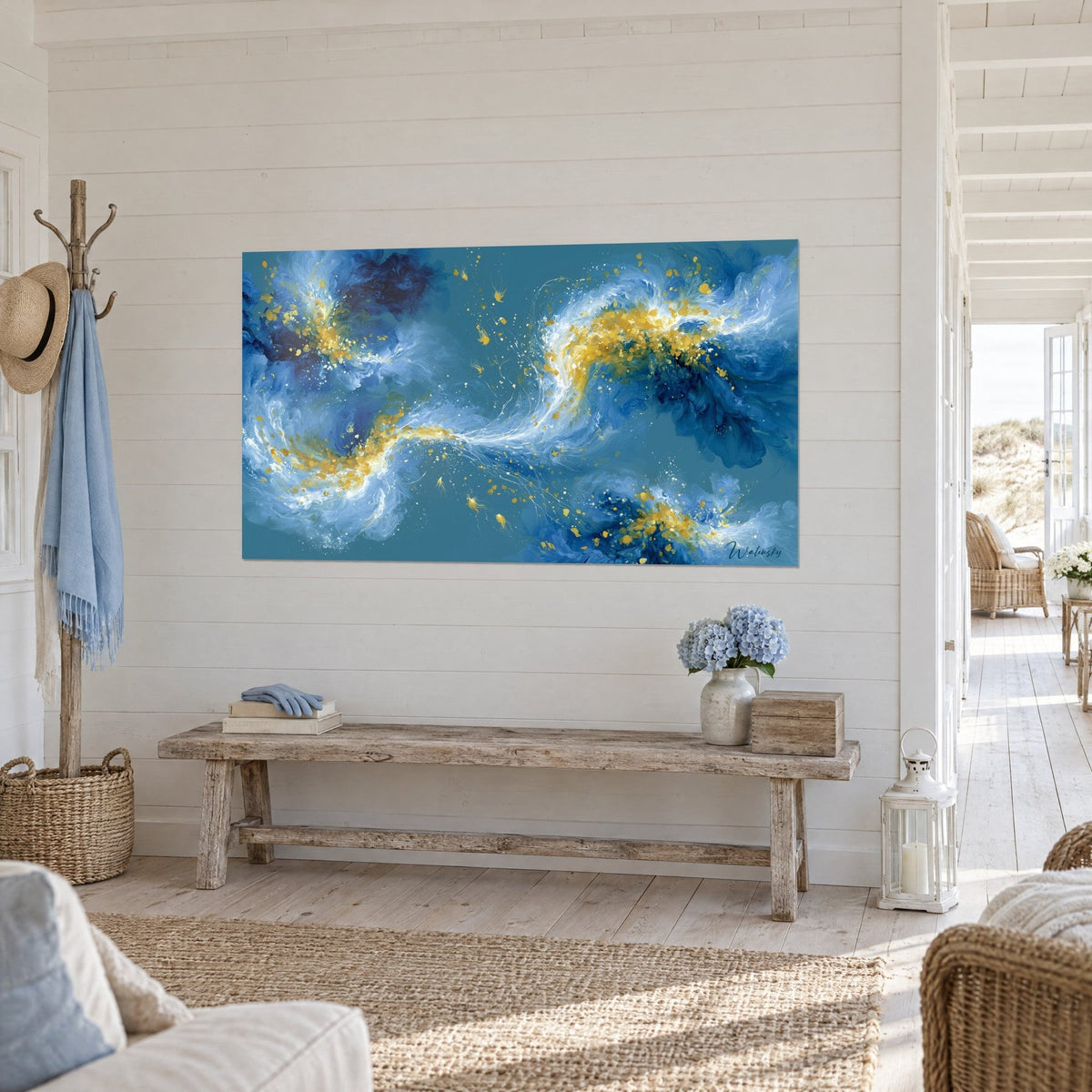 Tableau tempête céleste en écume ivoire, bleu nuit et jaune doré, sur un mur de lattes blanches d'une maison de plage