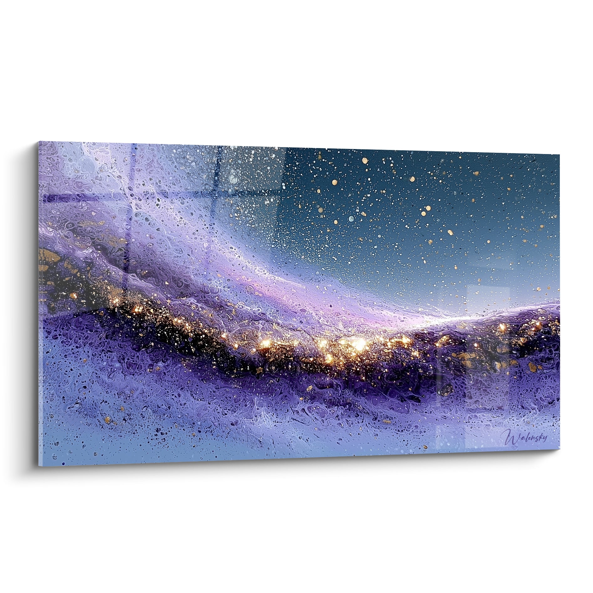 Nébuleuse violette et dorée scintillante traversant un ciel bleu marine étoilé