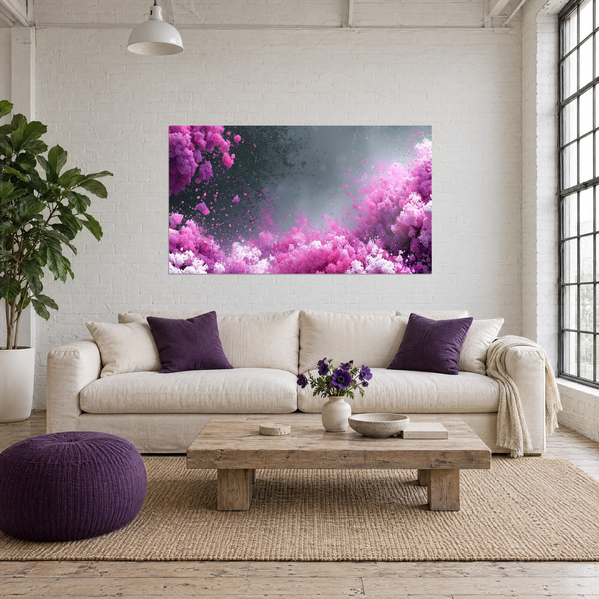 Gemälde aus rosafarbenem und anthrazitfarbenem Pulver, fuchsiafarbene Staubfahne auf grauem Grund, über einem Sofa in einem hellen Wohnzimmer